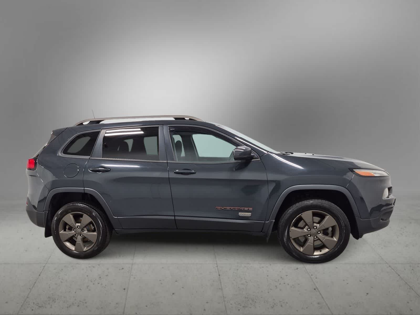 Thumbnail: 2017 Jeep Cherokee - 9