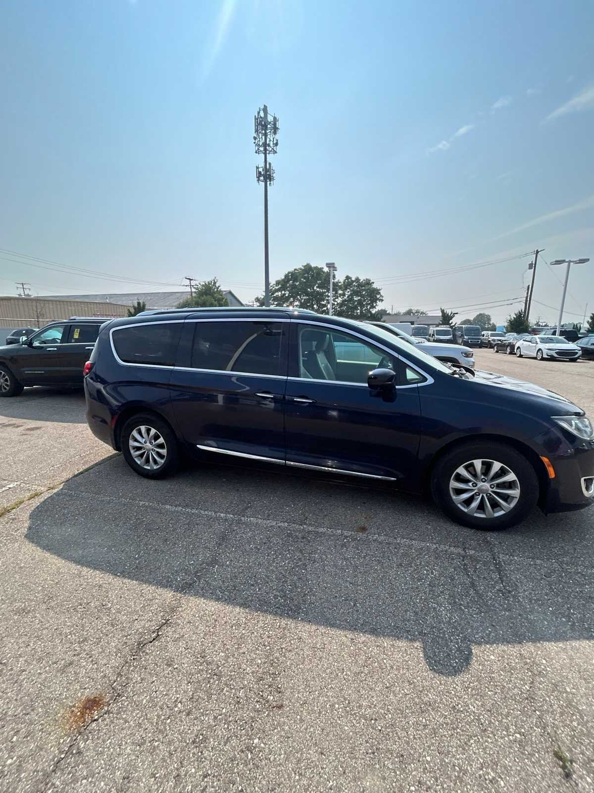 Thumbnail: 2018 Chrysler Pacifica - 11