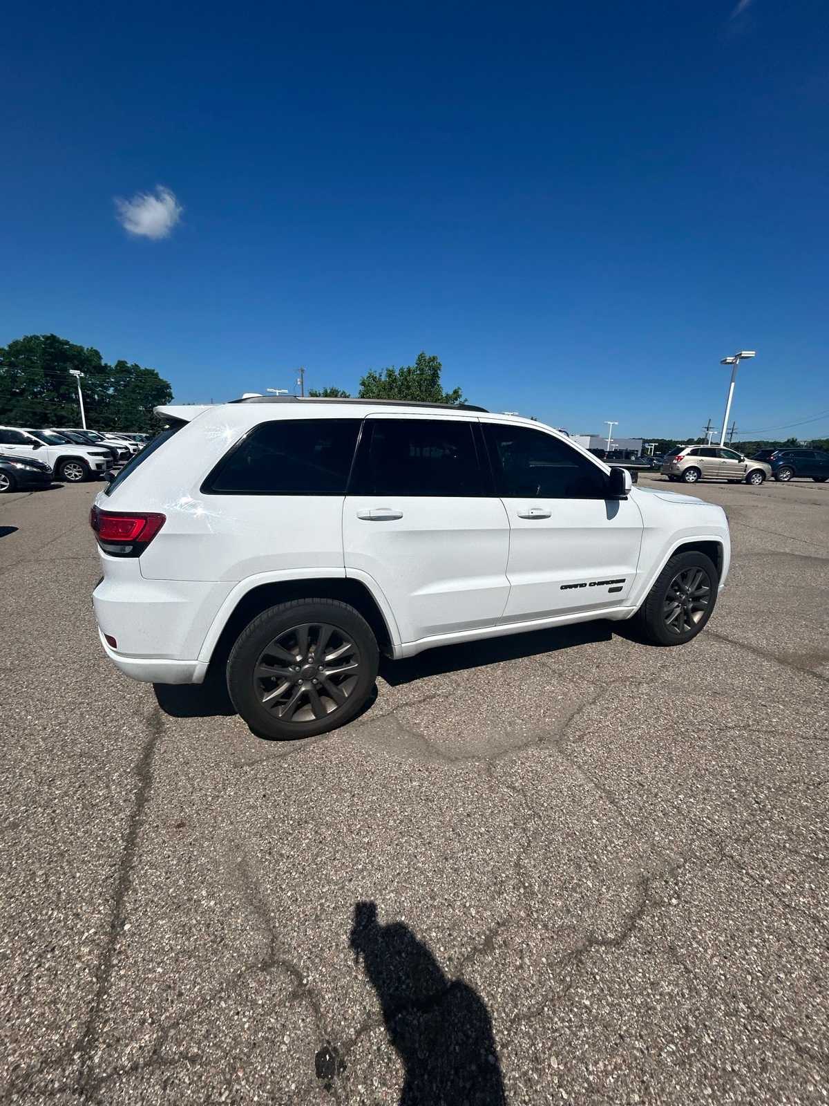 Thumbnail: 2017 Jeep Grand Cherokee - 11
