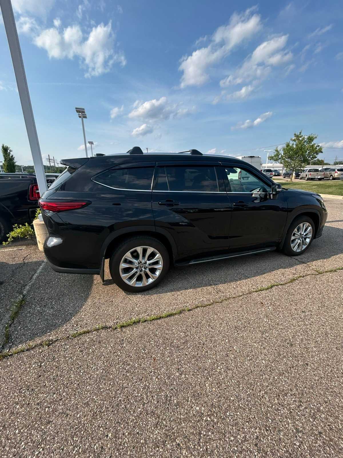 Thumbnail: 2023 Toyota Highlander - 17