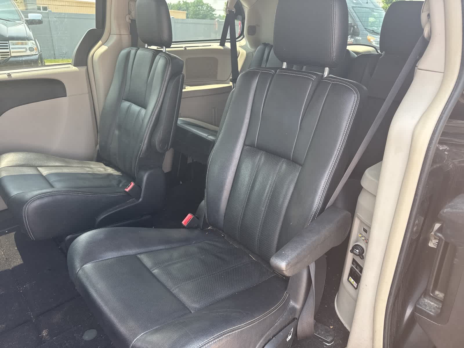 Thumbnail: 2016 Chrysler Town & Country - 28