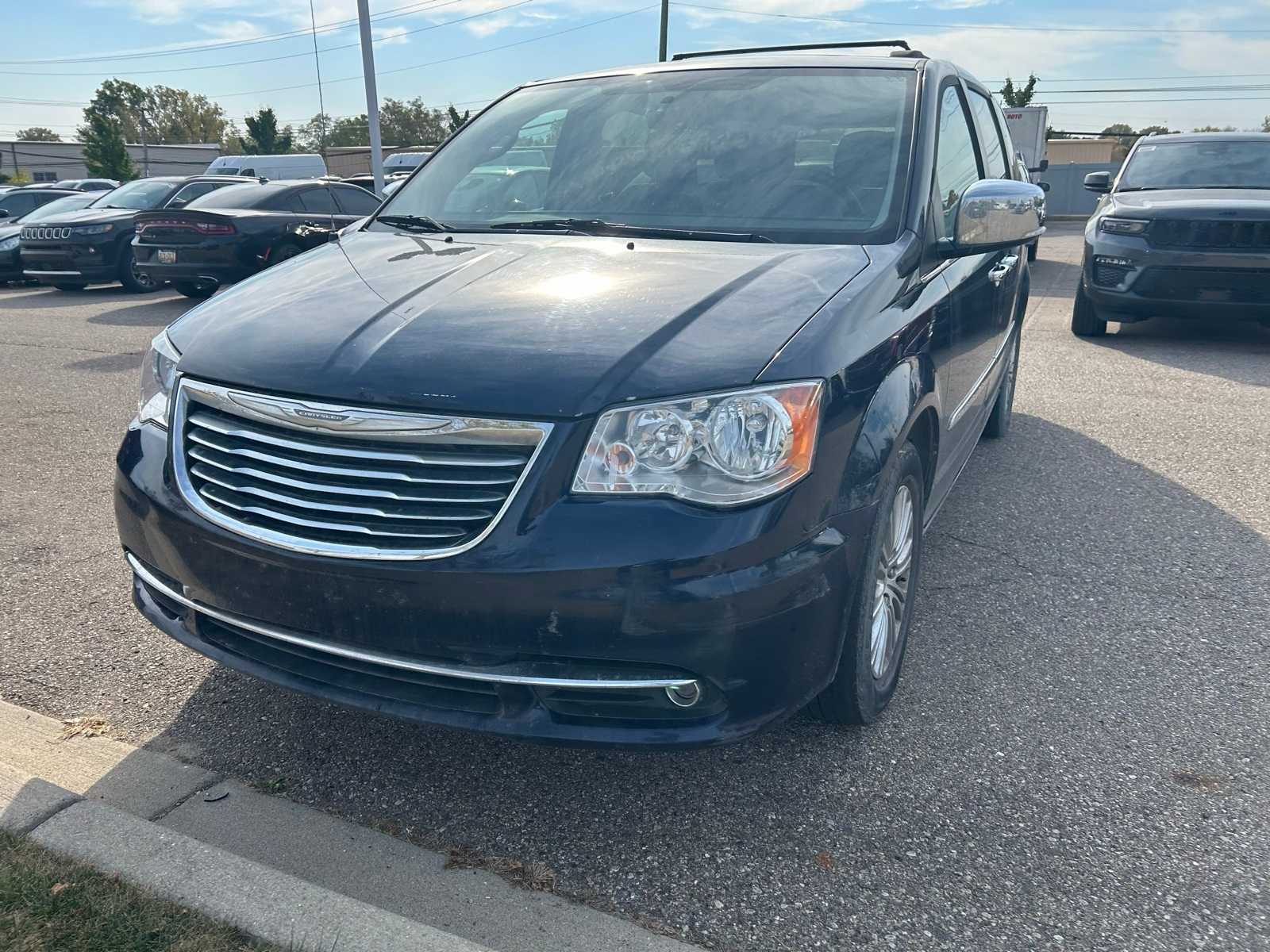 Thumbnail: 2016 Chrysler Town & Country - 3