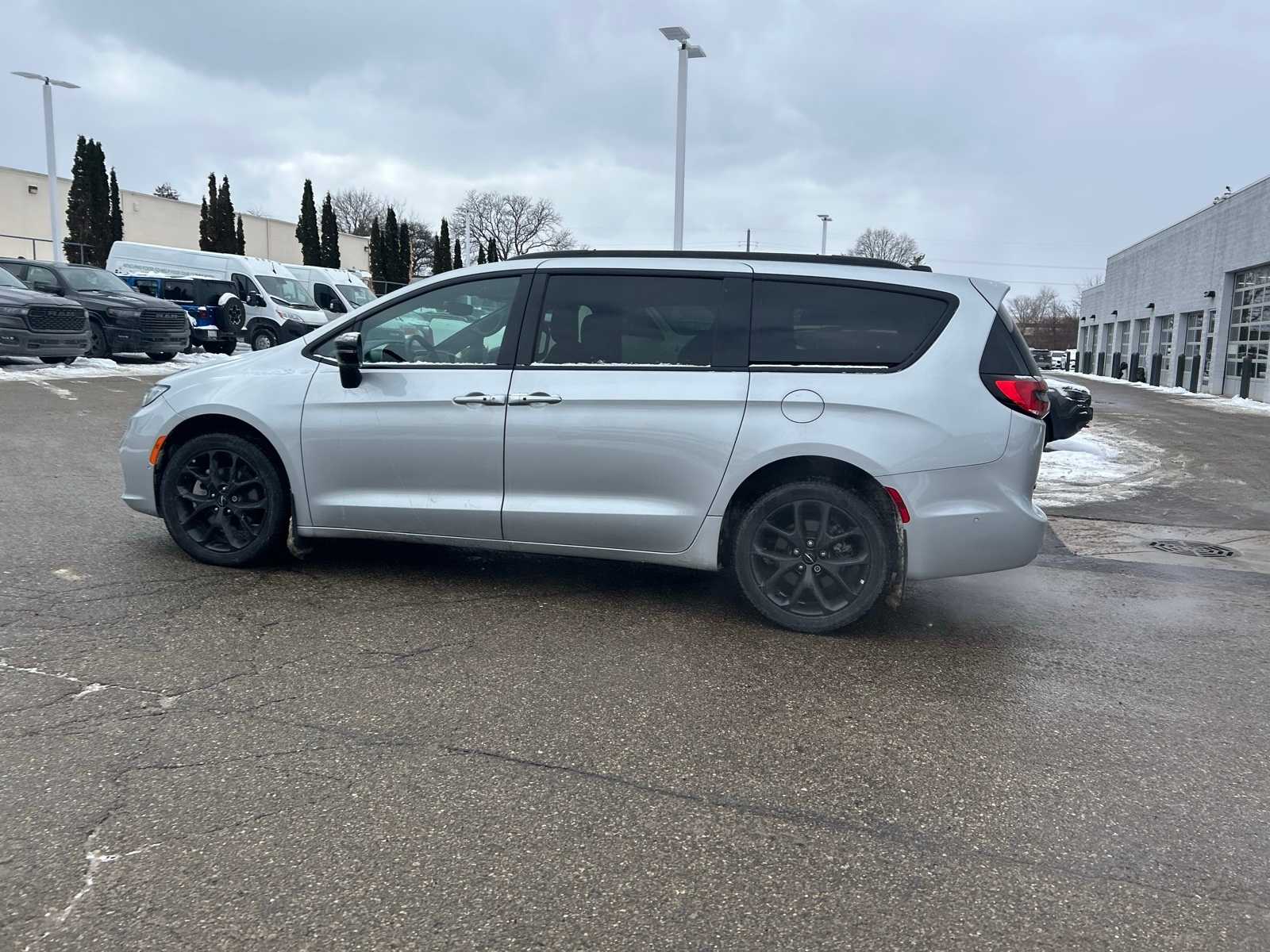 Thumbnail: 2023 Chrysler Pacifica - 28