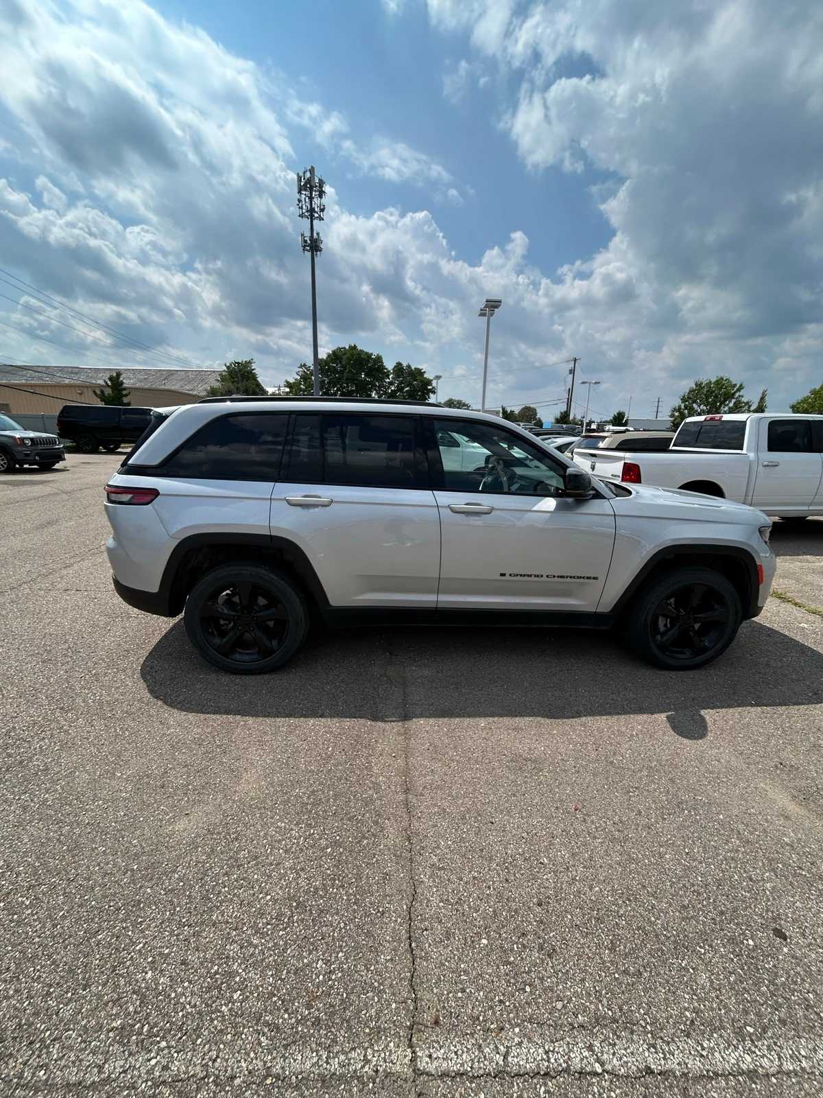 Thumbnail: 2023 Jeep Grand Cherokee - 15