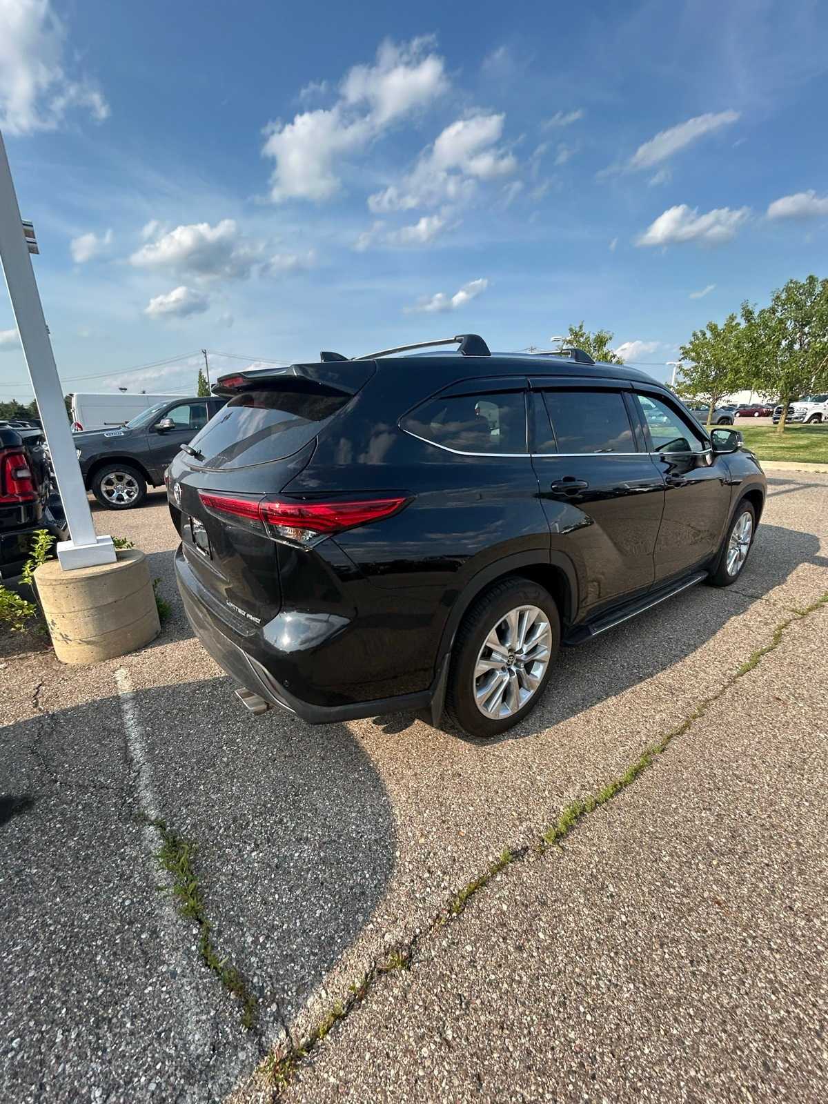 Thumbnail: 2023 Toyota Highlander - 15