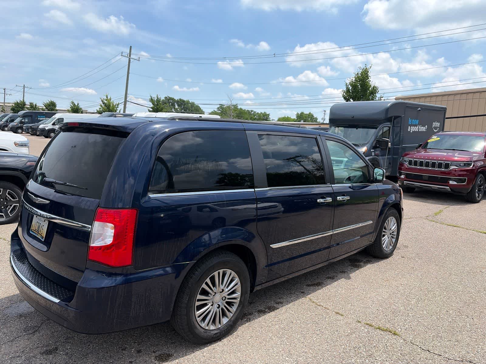 Thumbnail: 2014 Chrysler Town & Country - 11