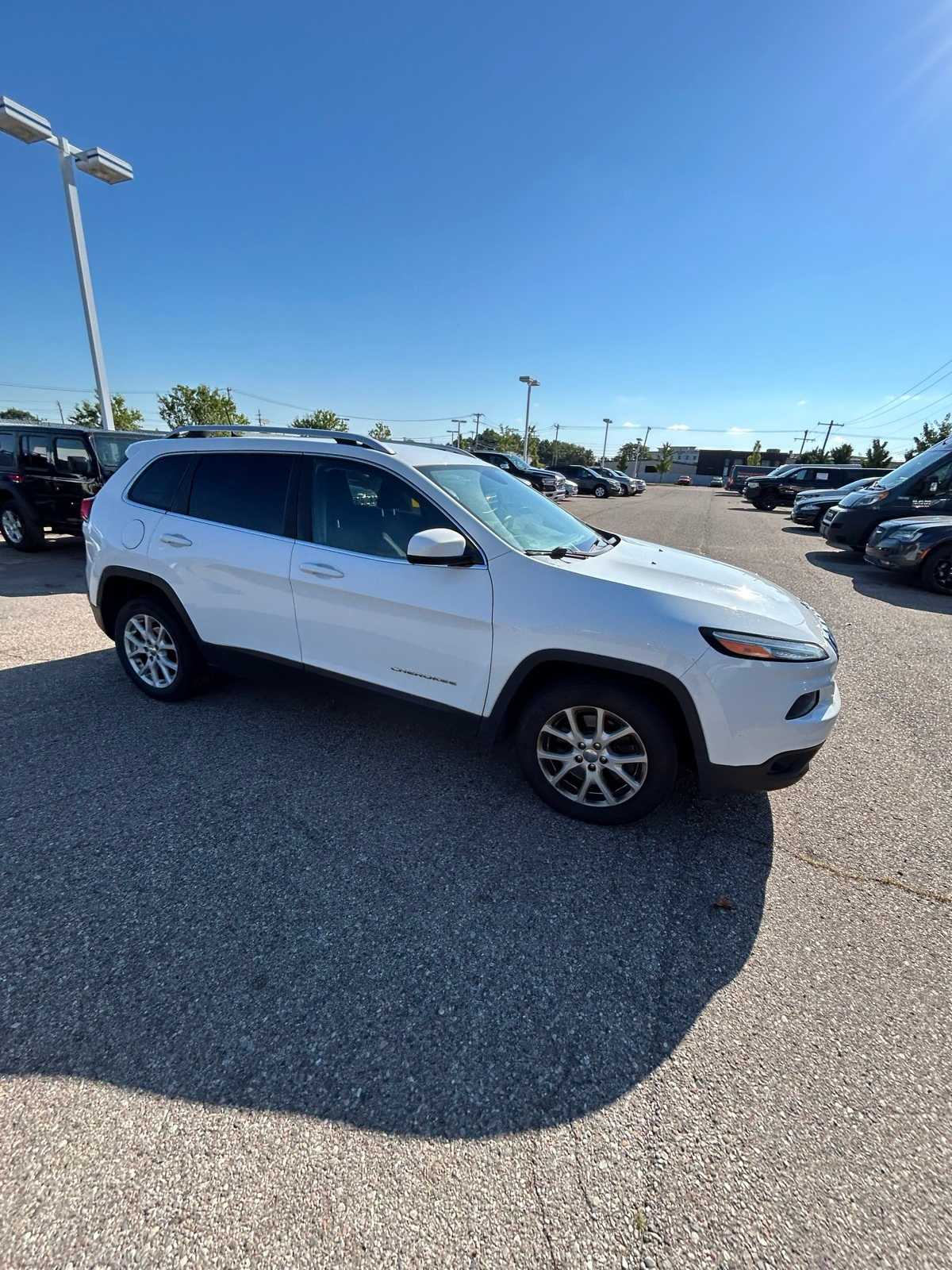 Thumbnail: 2016 Jeep Cherokee - 12