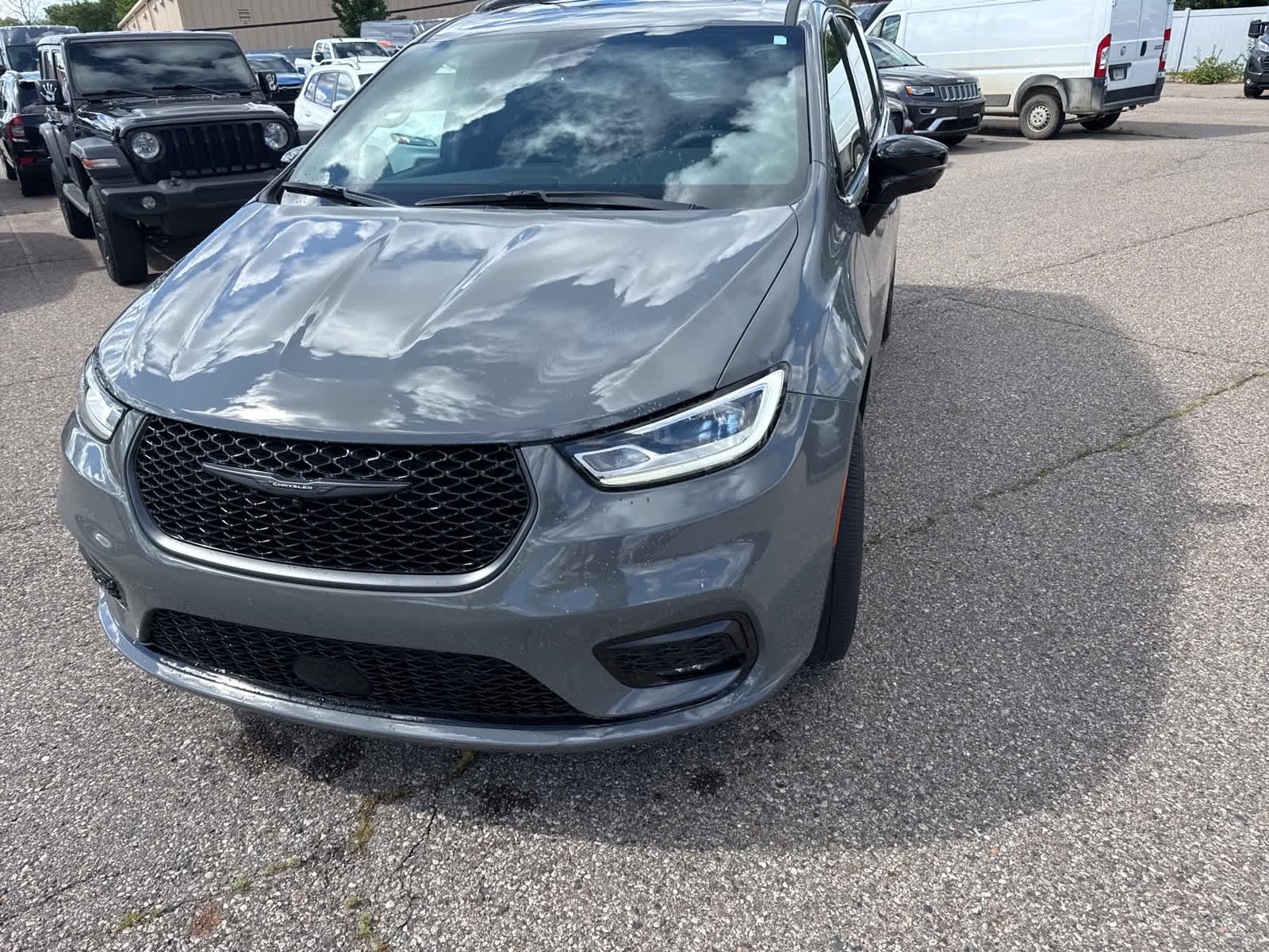Thumbnail: 2023 Chrysler Pacifica - 3