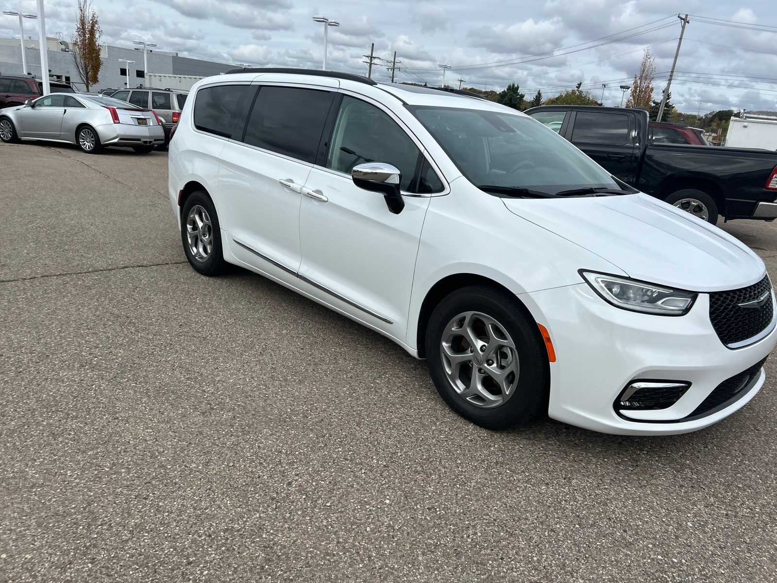 Thumbnail: 2023 Chrysler Pacifica - 10