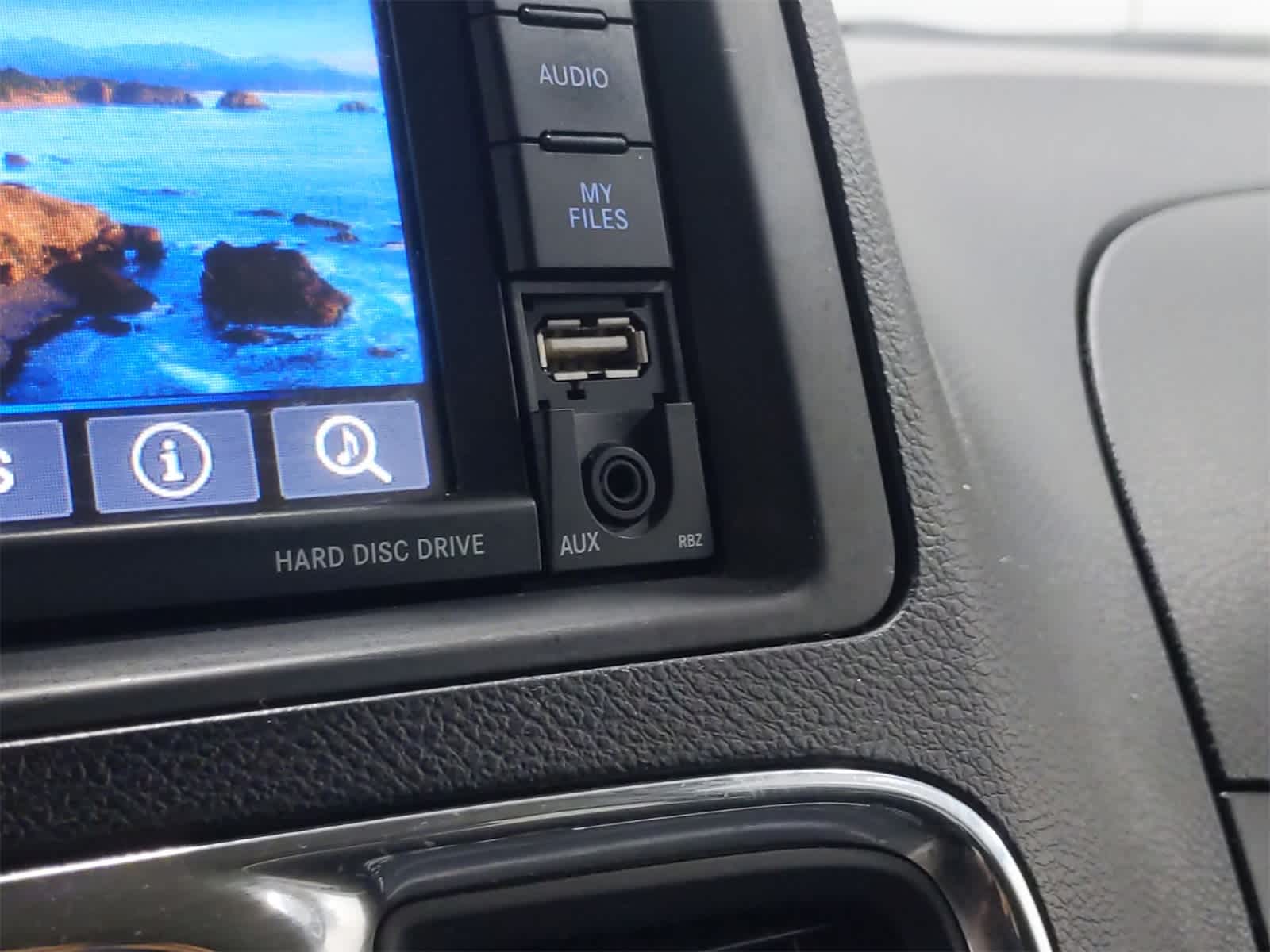 Thumbnail: 2014 Chrysler Town & Country - 31