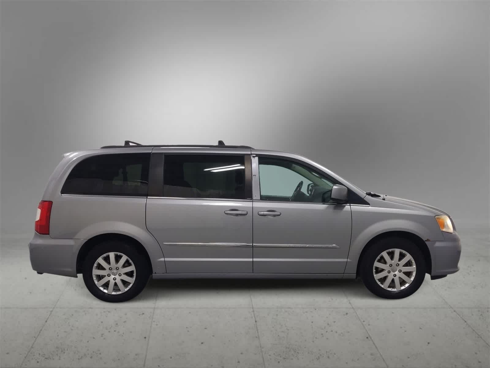 Thumbnail: 2014 Chrysler Town & Country - 9