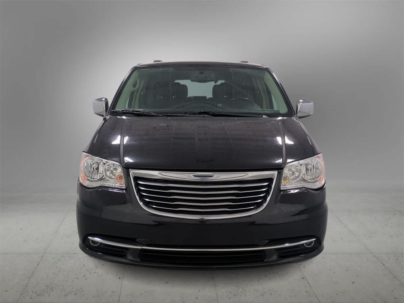 Thumbnail: 2016 Chrysler Town & Country - 3