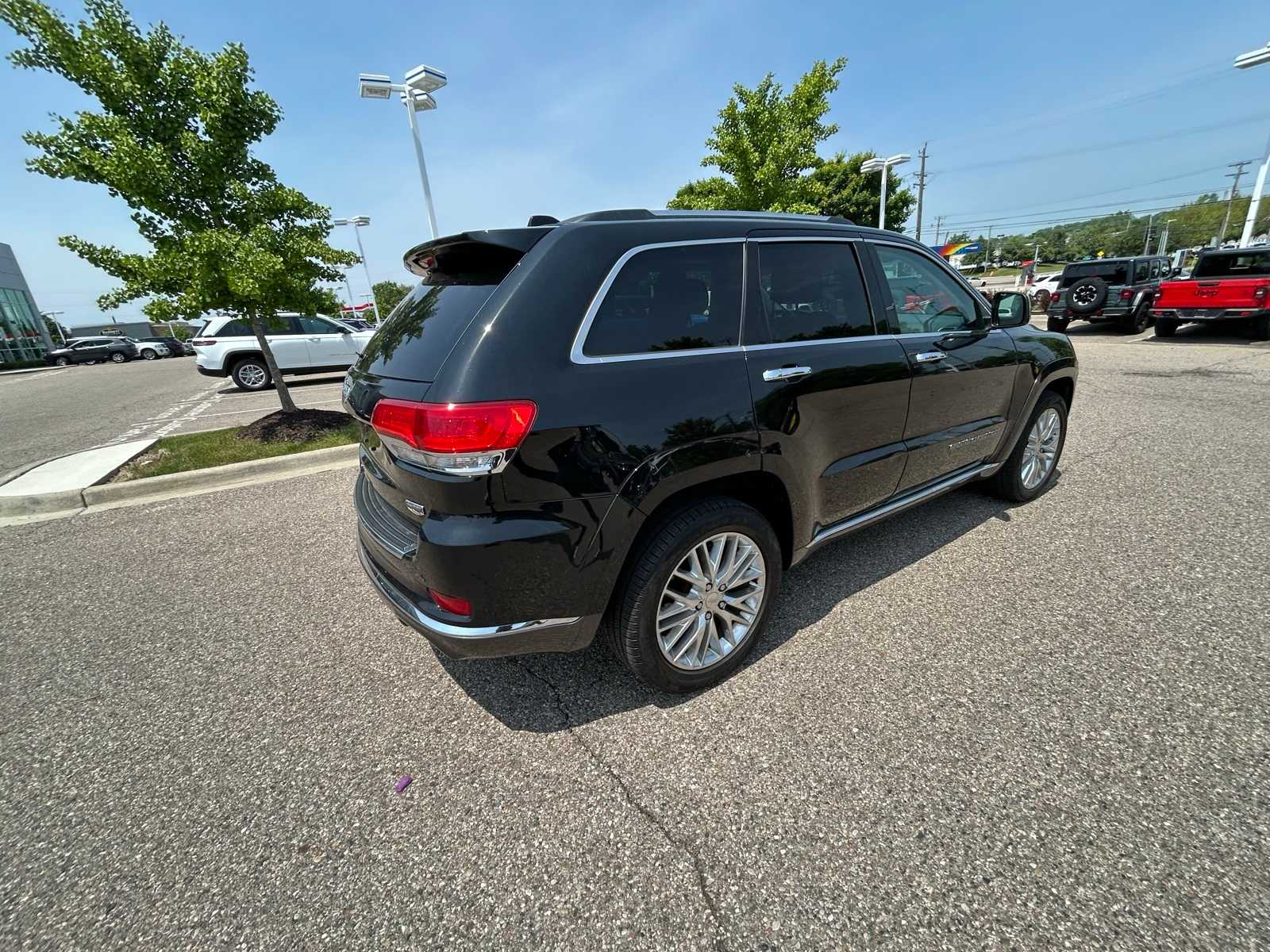 Thumbnail: 2017 Jeep Grand Cherokee - 17
