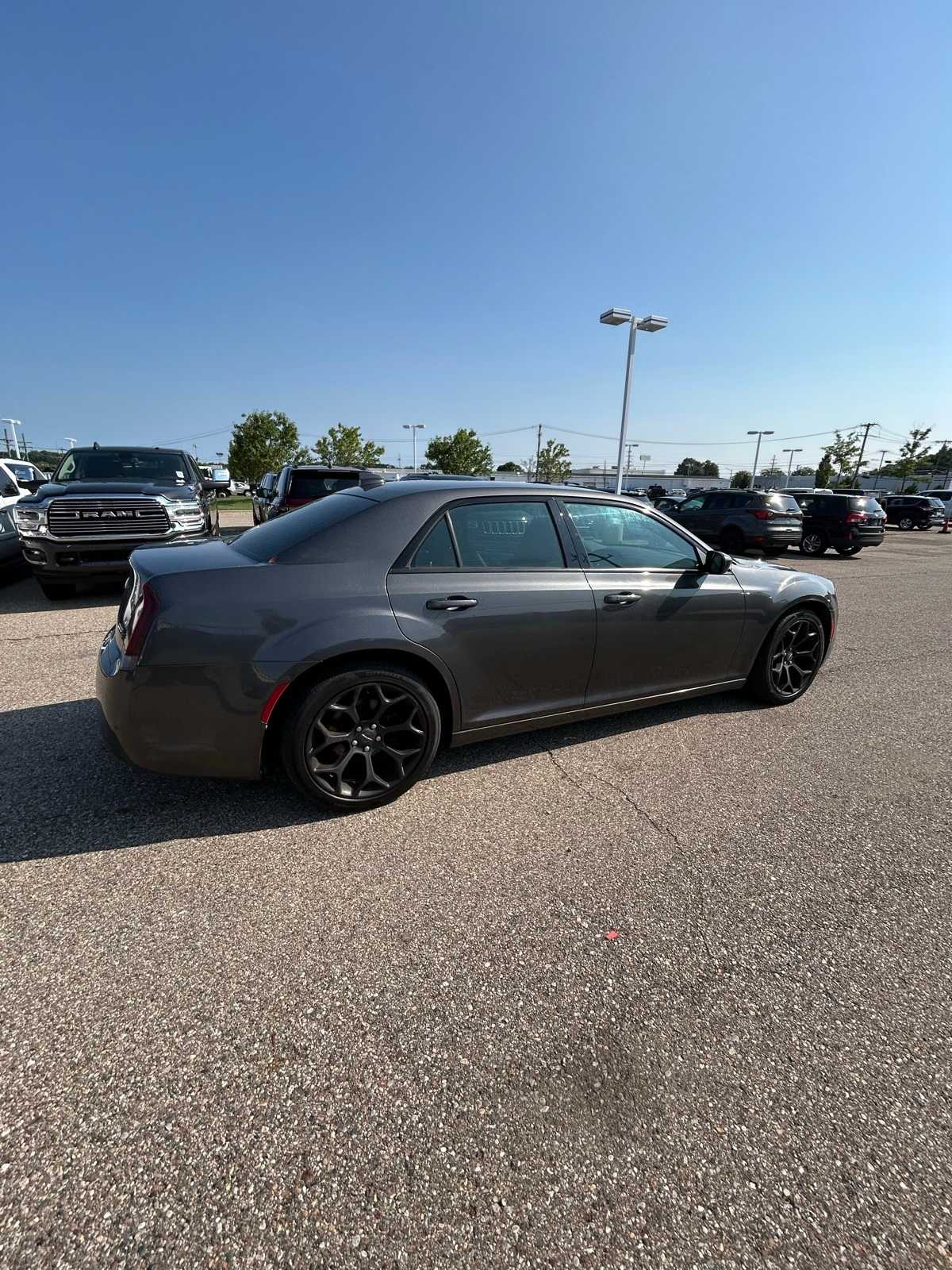 Thumbnail: 2019 Chrysler 300 - 14
