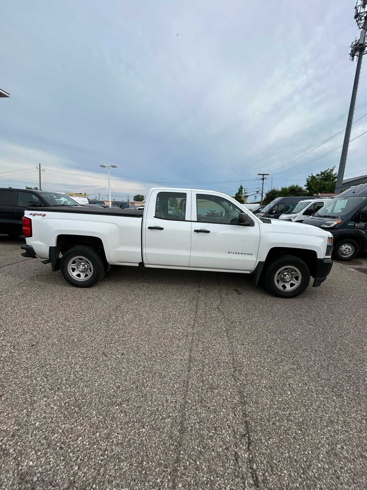 Thumbnail: 2017 Chevrolet Silverado 1500 - 9