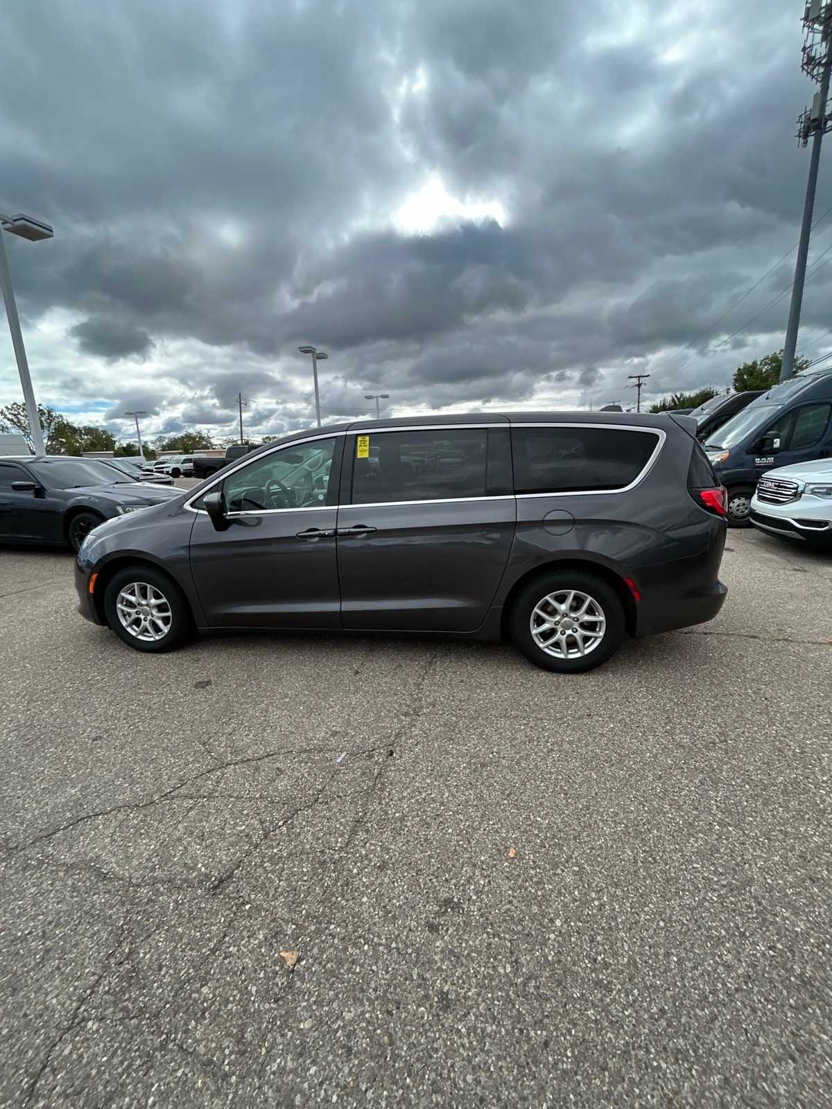 Thumbnail: 2017 Chrysler Pacifica - 28