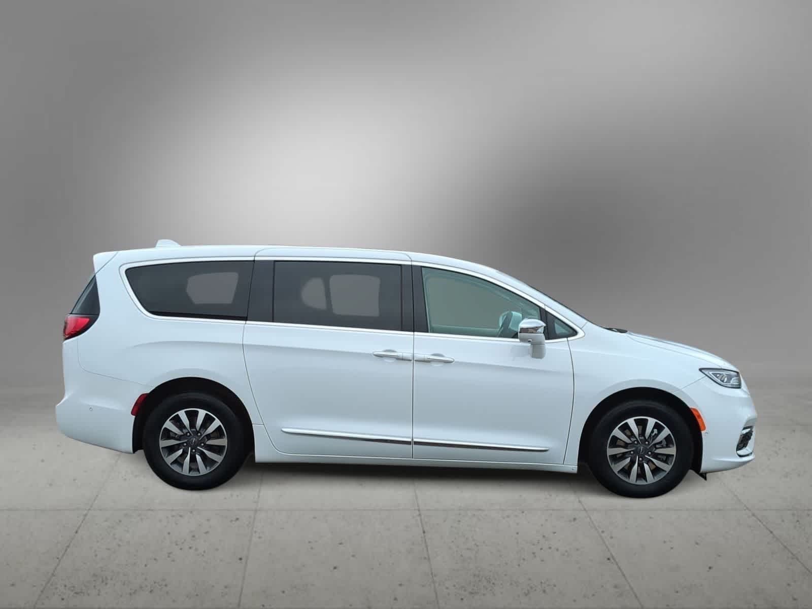 Thumbnail: 2022 Chrysler Pacifica - 9