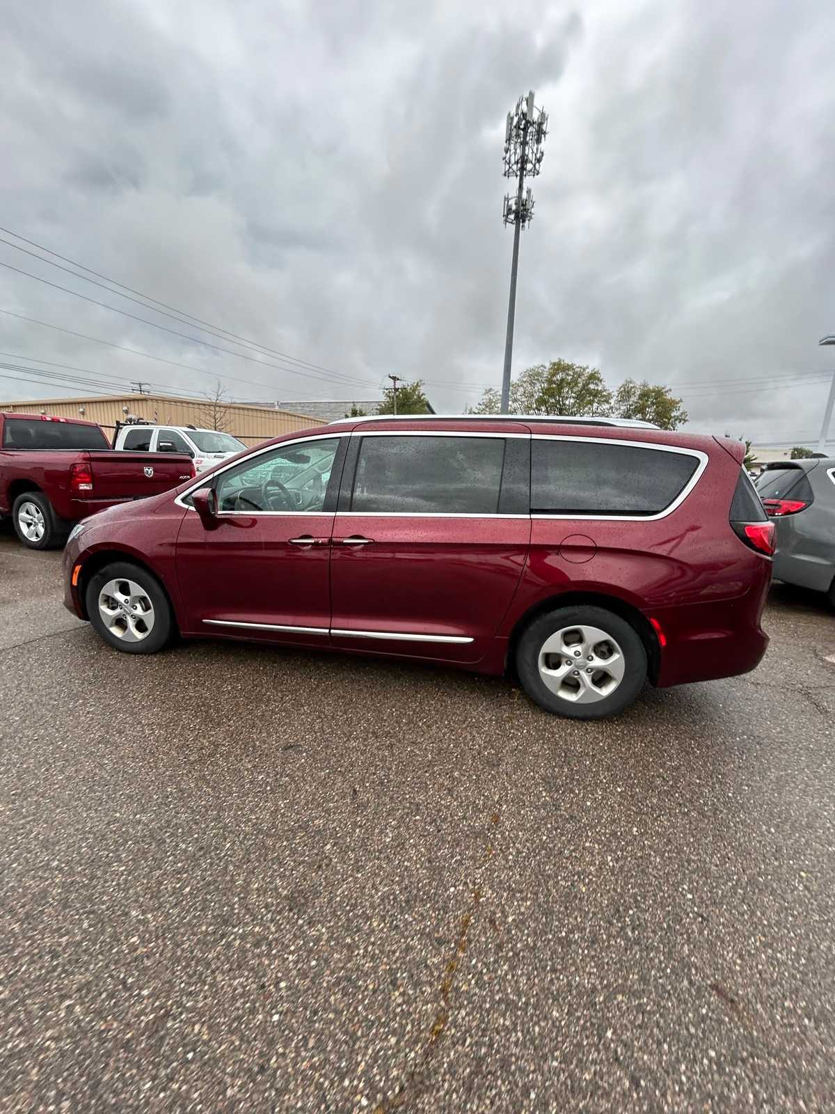 2017 Chrysler Pacifica Touring Plus photo 4