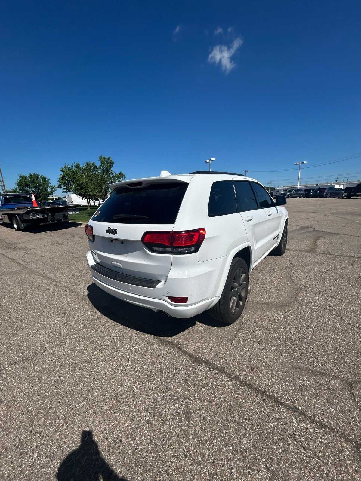 Thumbnail: 2017 Jeep Grand Cherokee - 14