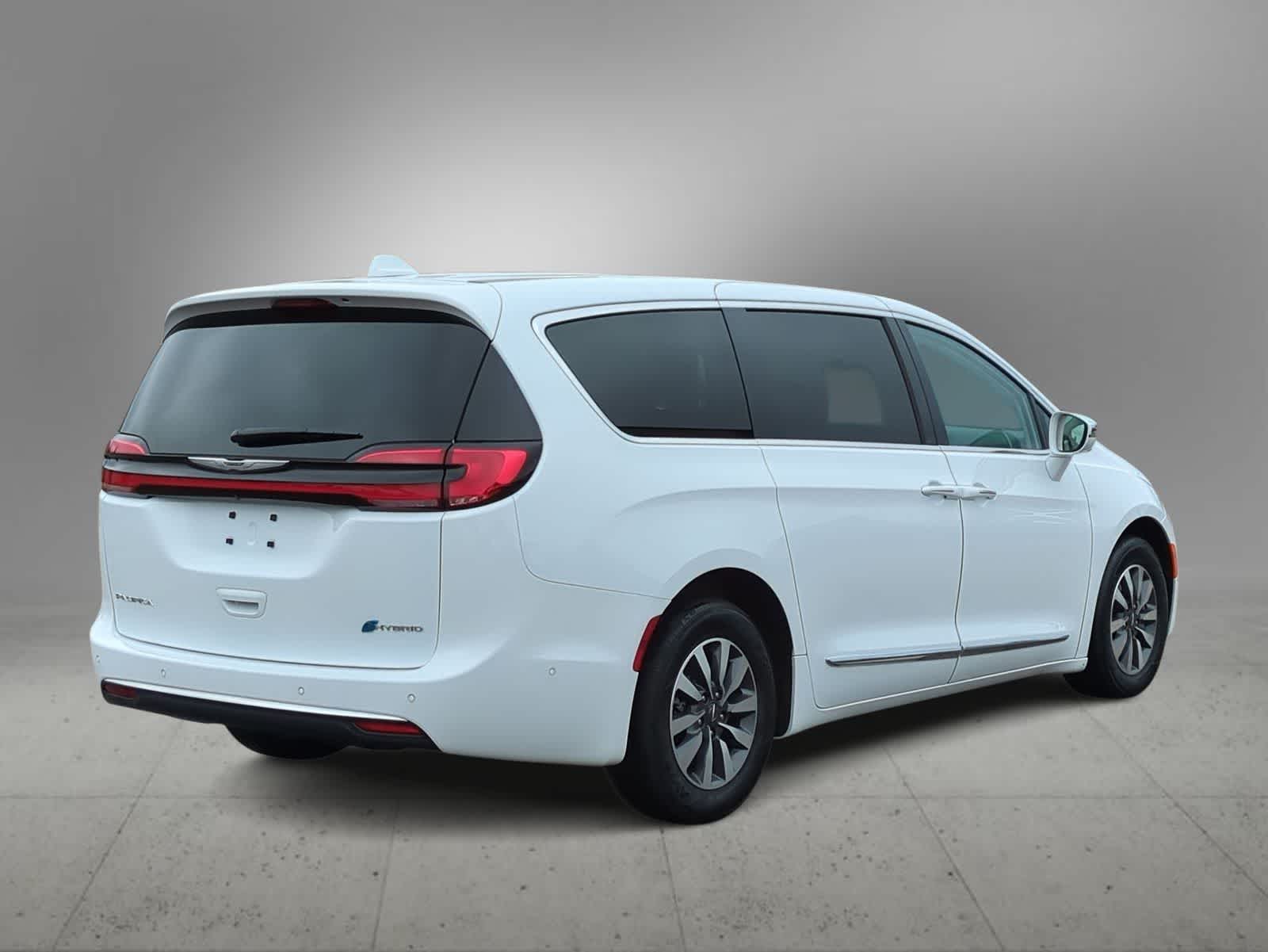 Thumbnail: 2022 Chrysler Pacifica - 8