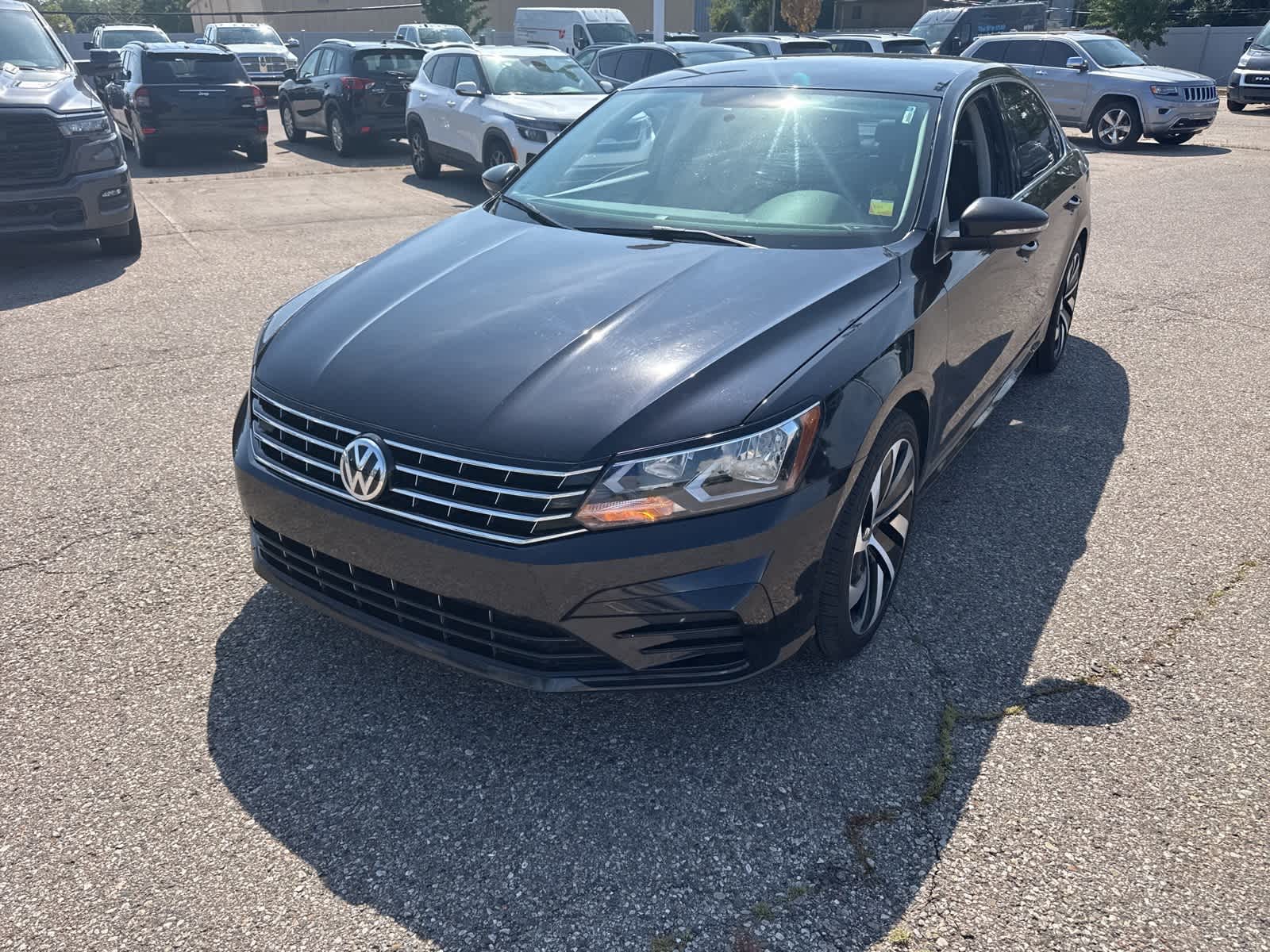 2017 Volkswagen Passat R-Line photo 2
