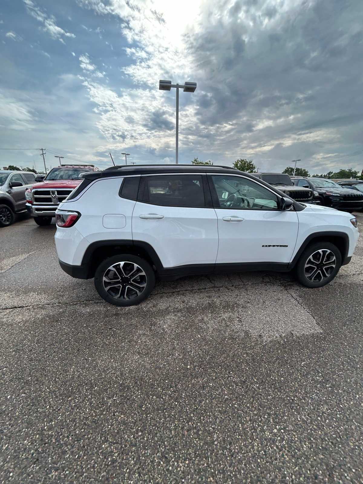 Thumbnail: 2022 Jeep Compass - 11
