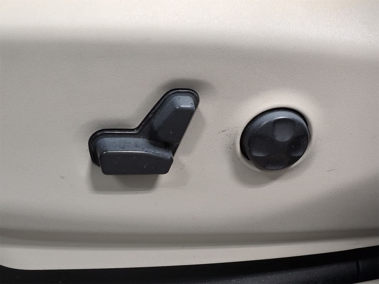 Thumbnail: 2017 Chrysler Pacifica - 19