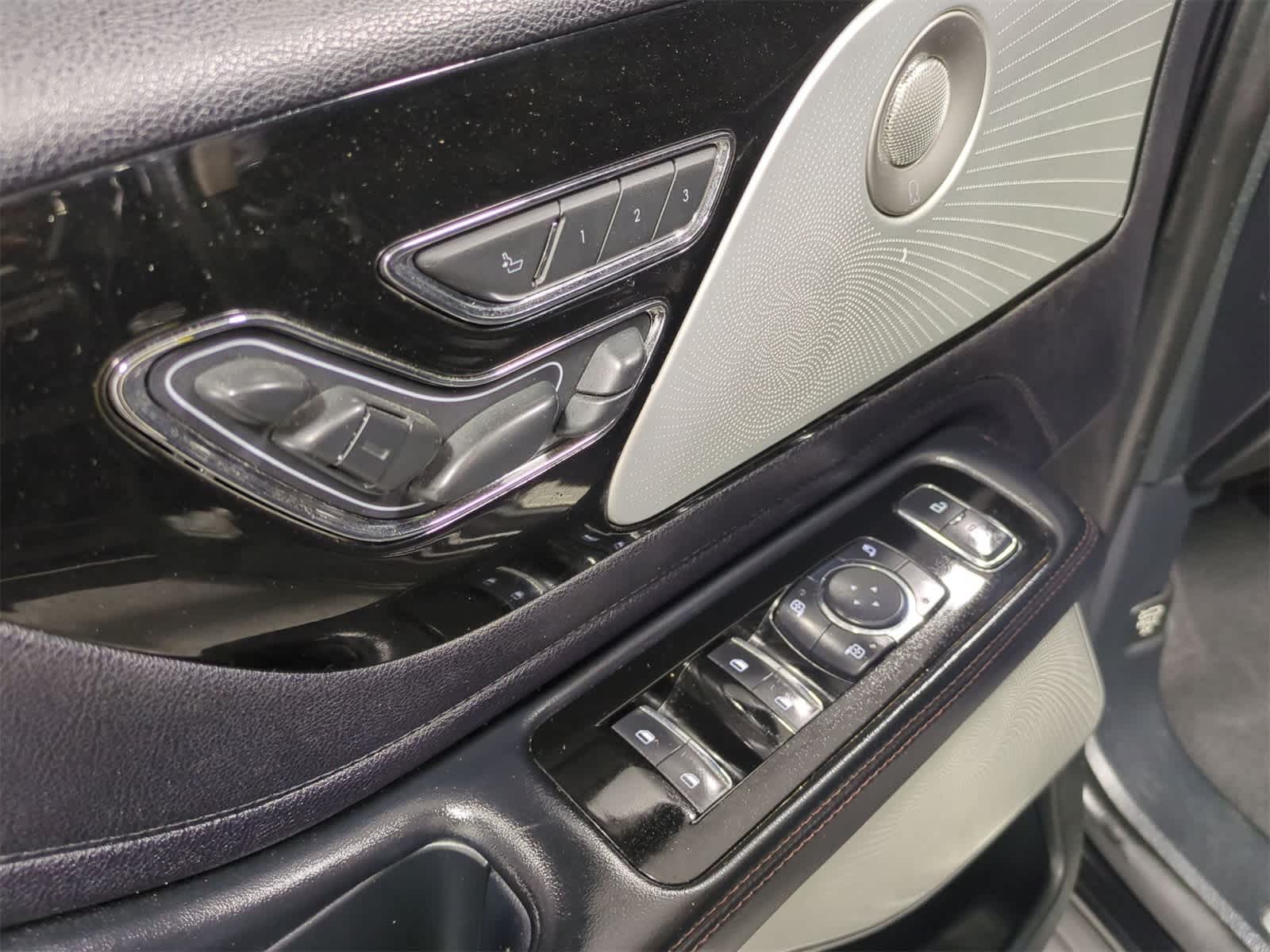 Thumbnail: 2020 Lincoln Aviator - 18