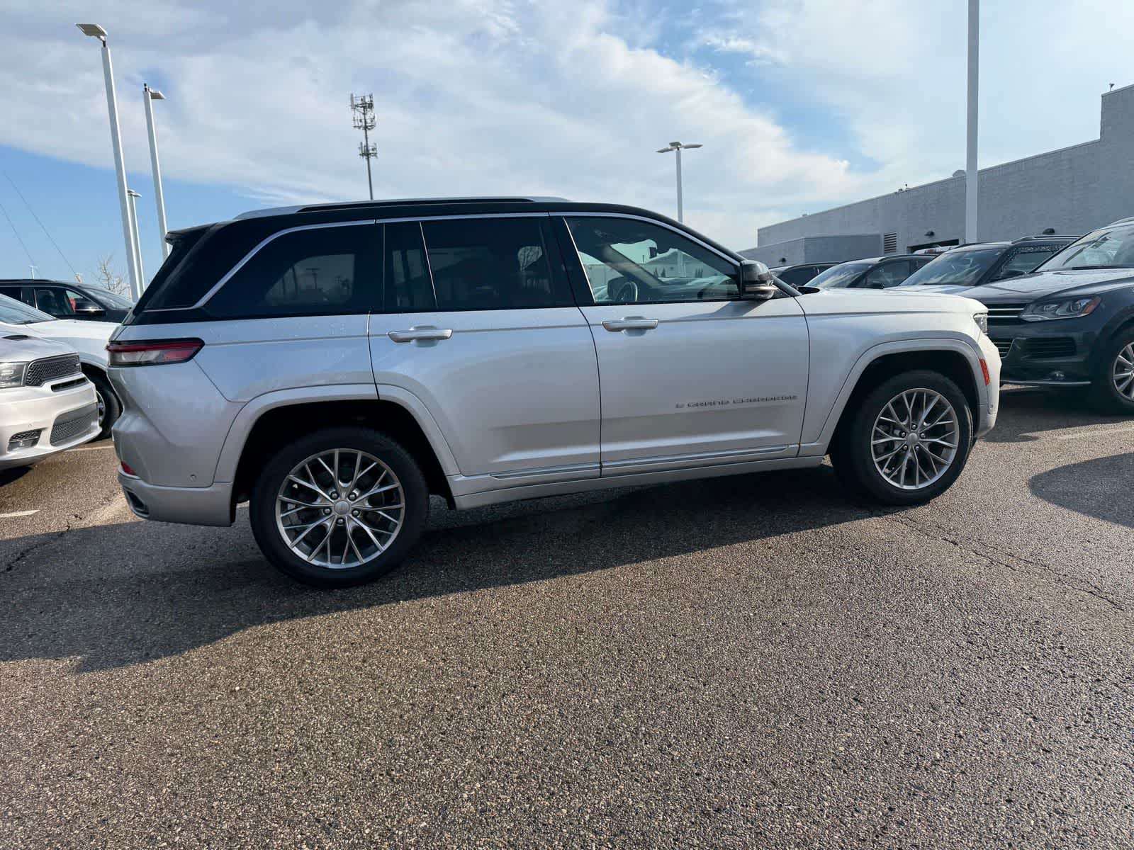 Thumbnail: 2022 Jeep Grand Cherokee - 16