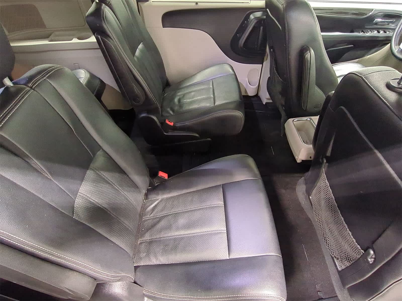 Thumbnail: 2016 Chrysler Town & Country - 22