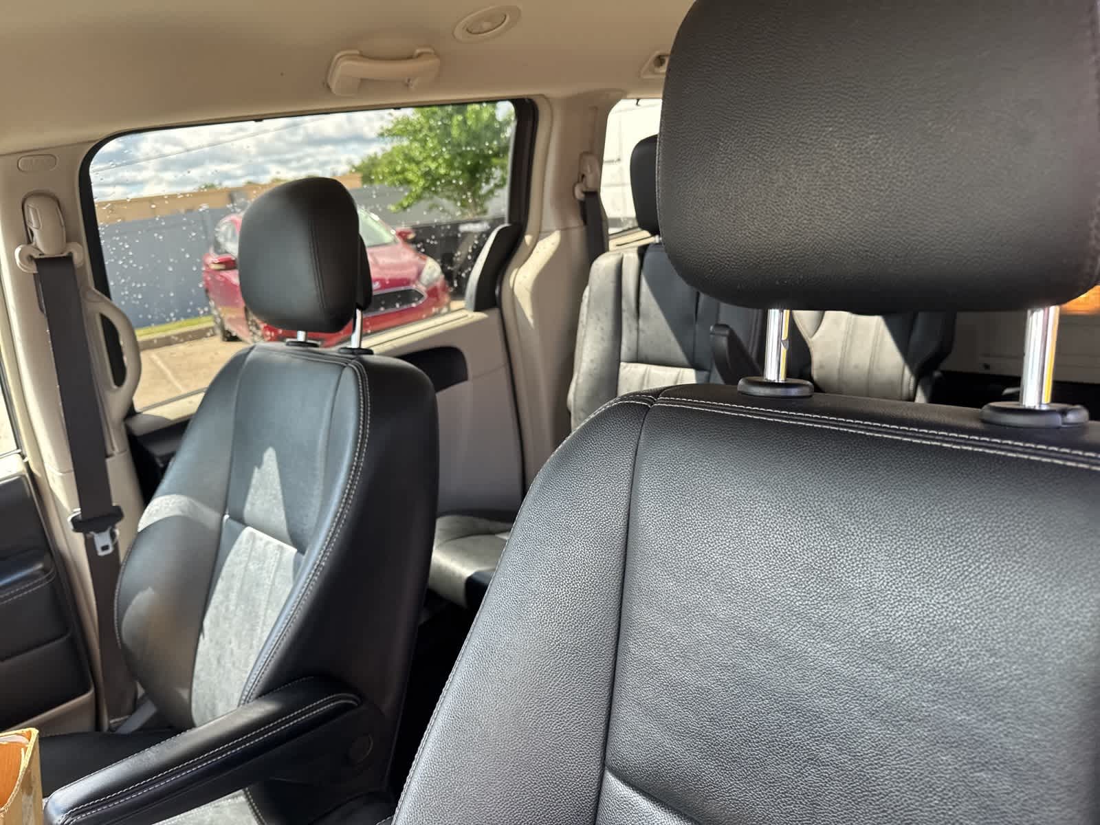 Thumbnail: 2015 Chrysler Town & Country - 29