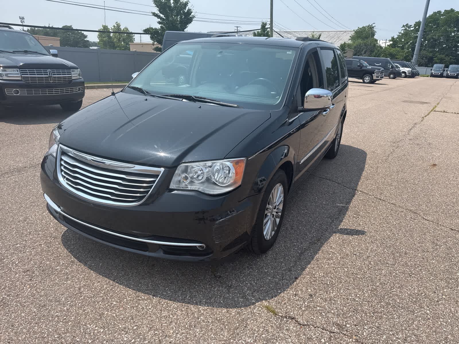 Thumbnail: 2016 Chrysler Town & Country - 2