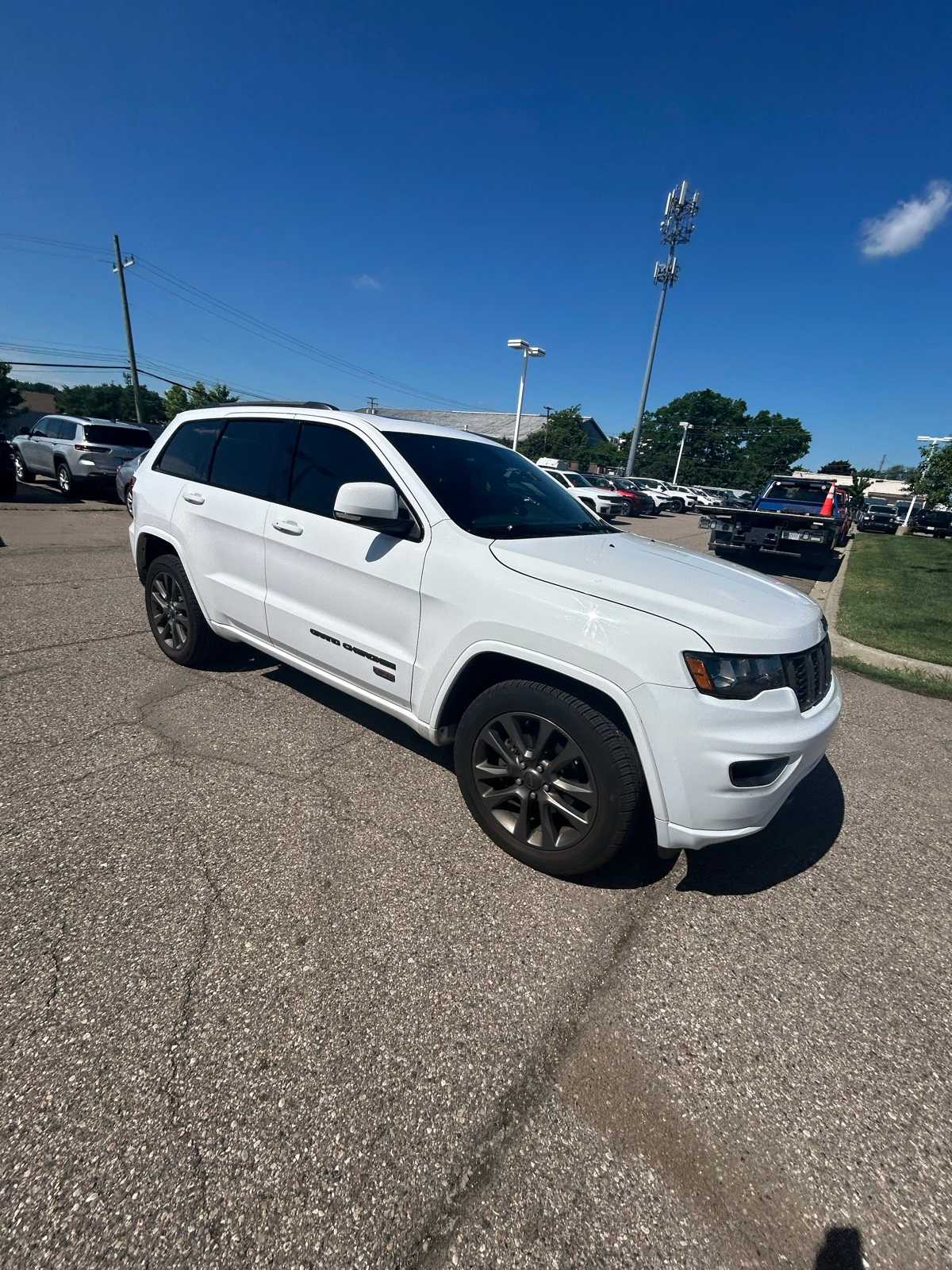 Thumbnail: 2017 Jeep Grand Cherokee - 10
