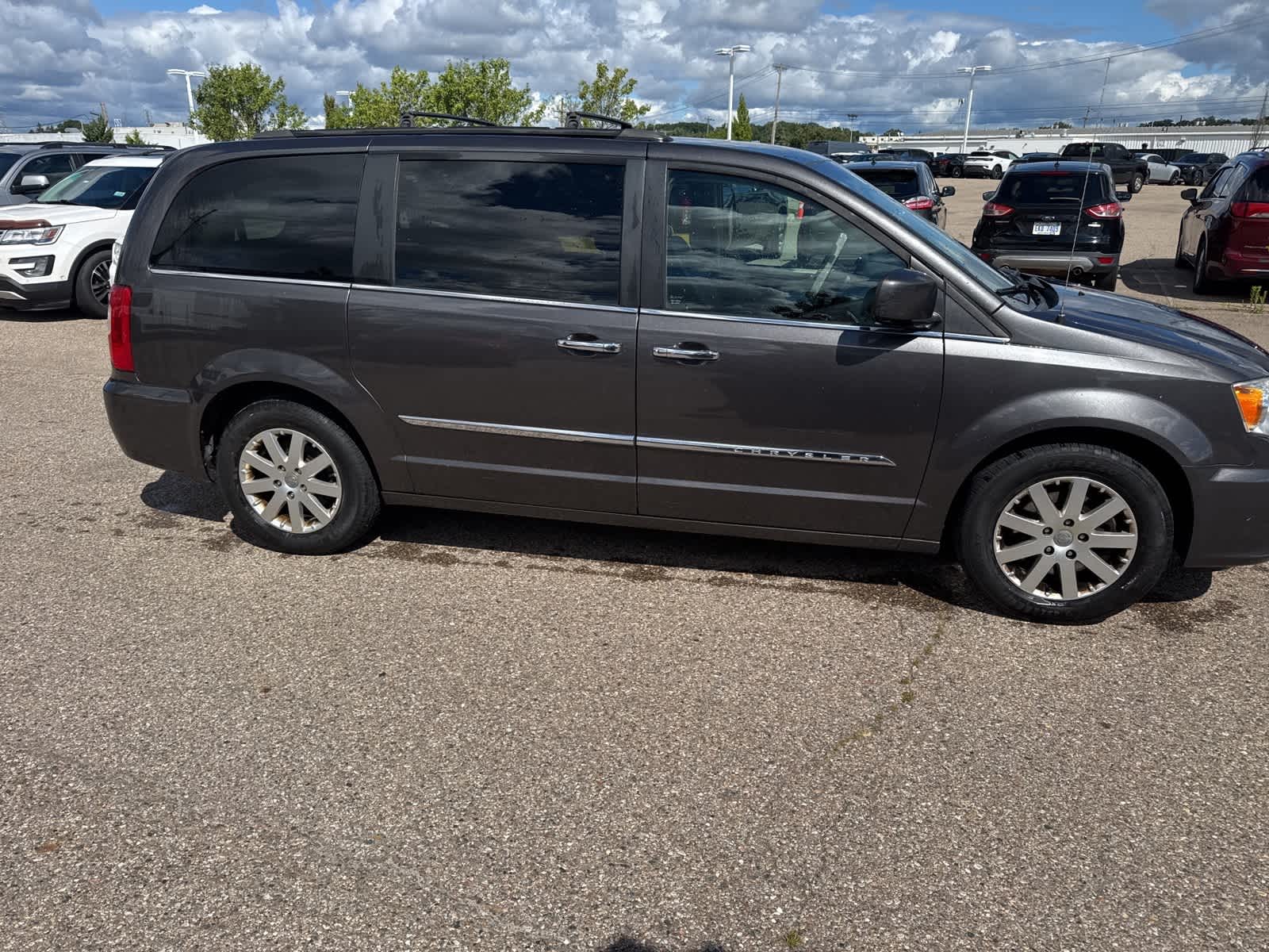 Thumbnail: 2015 Chrysler Town & Country - 10