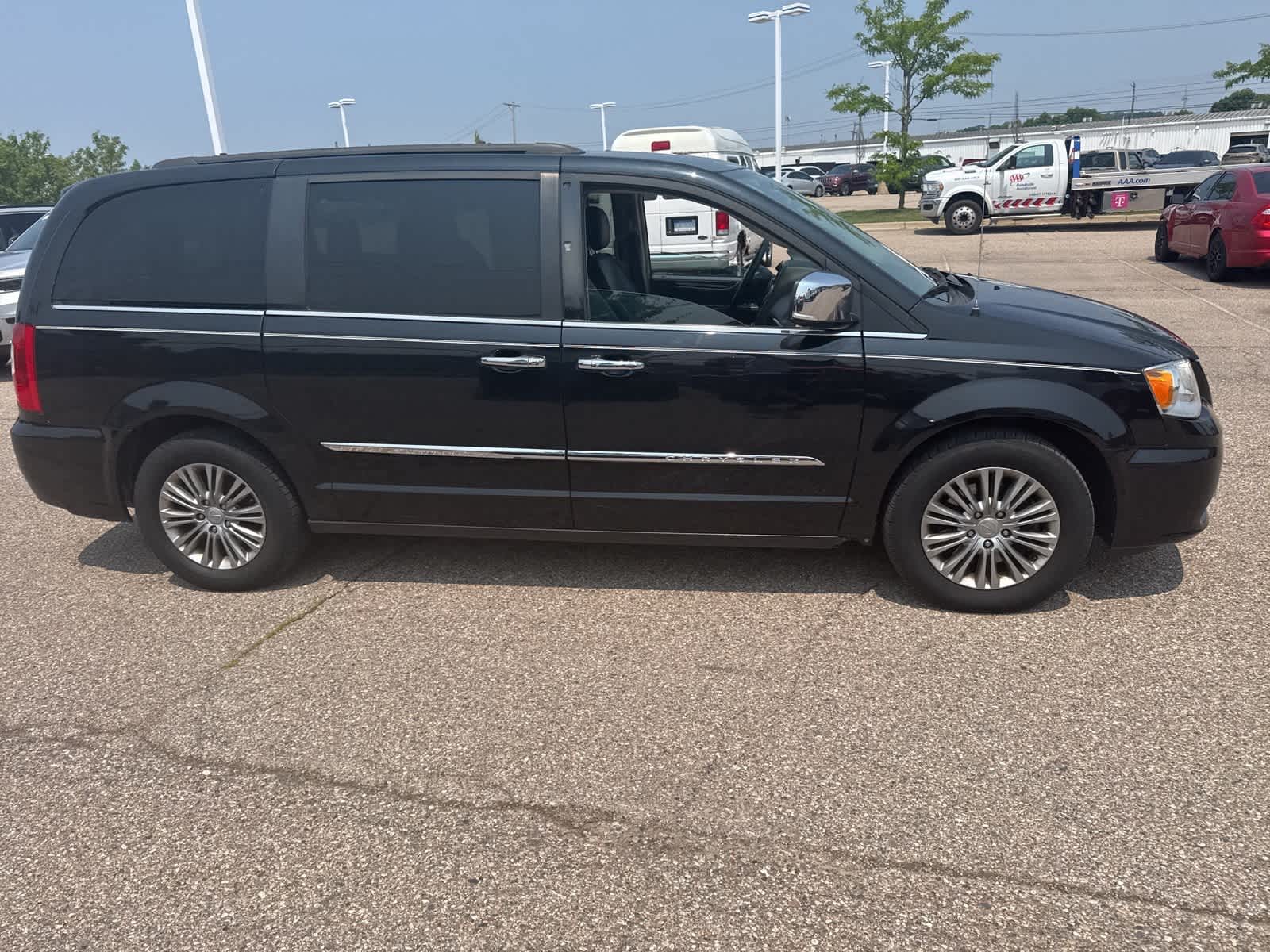 Thumbnail: 2016 Chrysler Town & Country - 11