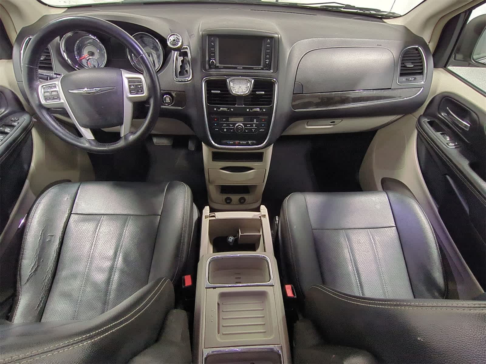 Thumbnail: 2016 Chrysler Town & Country - 16