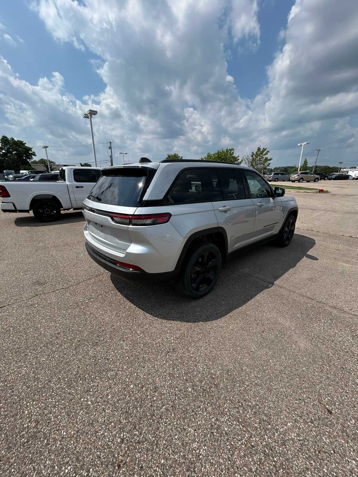 Thumbnail: 2023 Jeep Grand Cherokee - 17