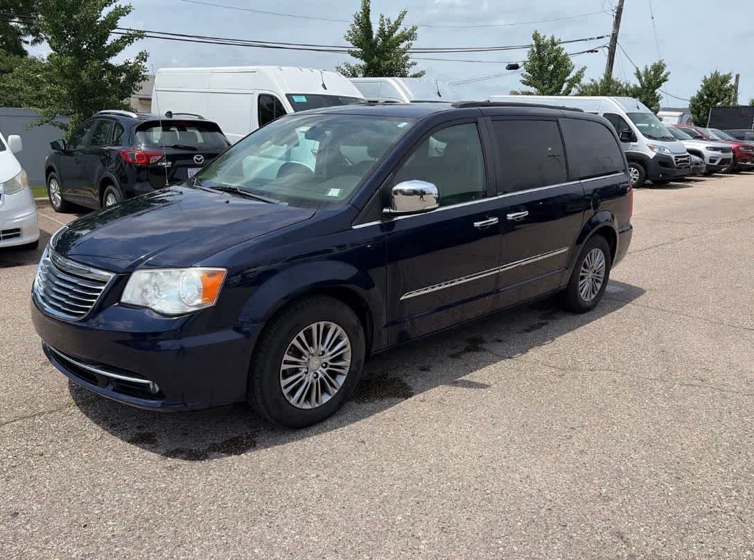 Thumbnail: 2014 Chrysler Town & Country - 21