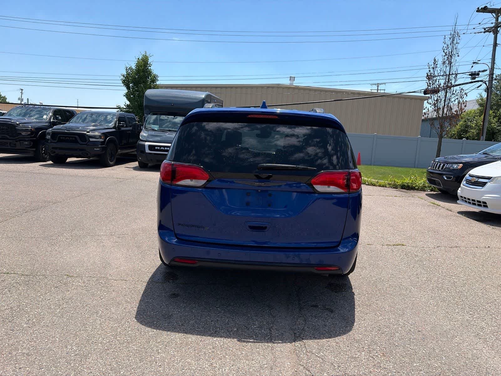 Thumbnail: 2019 Chrysler Pacifica - 6