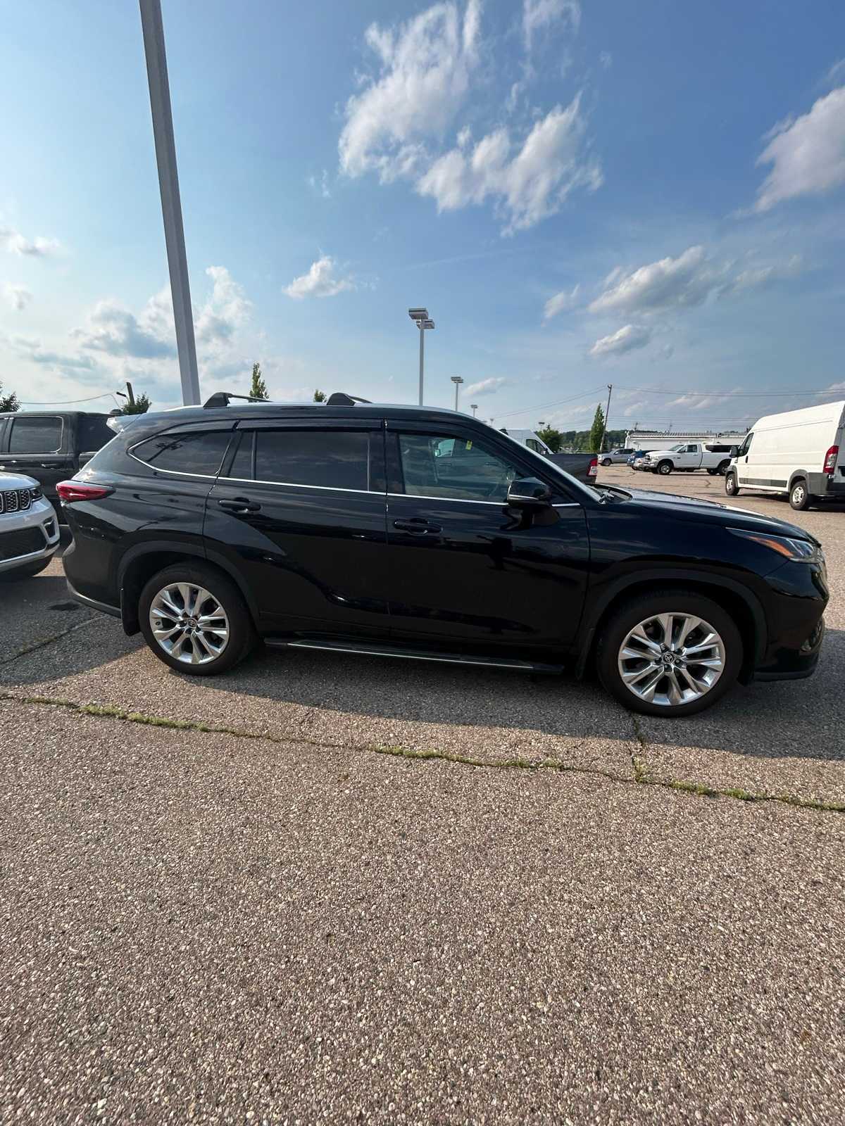 Thumbnail: 2023 Toyota Highlander - 14