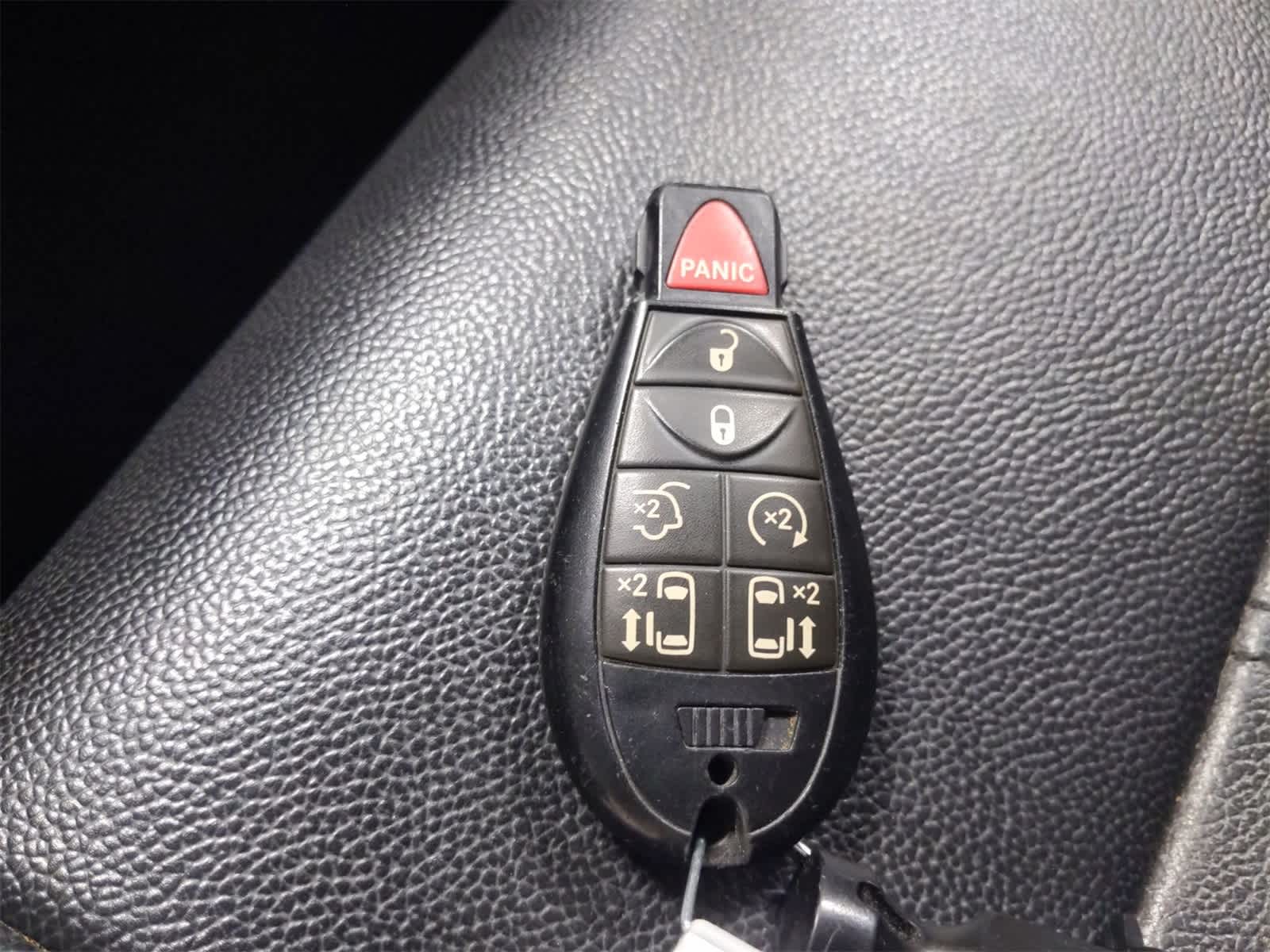 Thumbnail: 2014 Chrysler Town & Country - 34