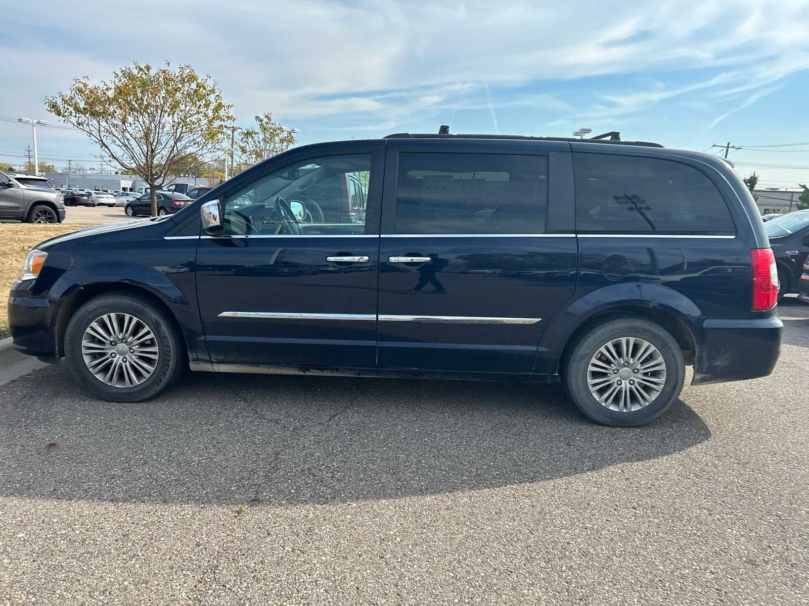 Thumbnail: 2016 Chrysler Town & Country - 26