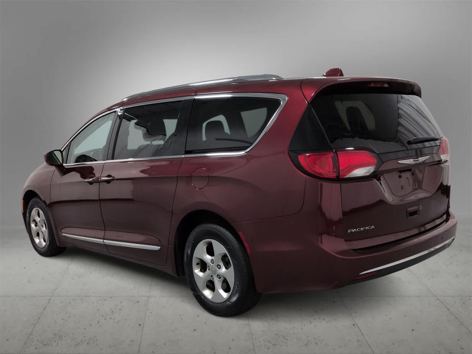 Thumbnail: 2017 Chrysler Pacifica - 6