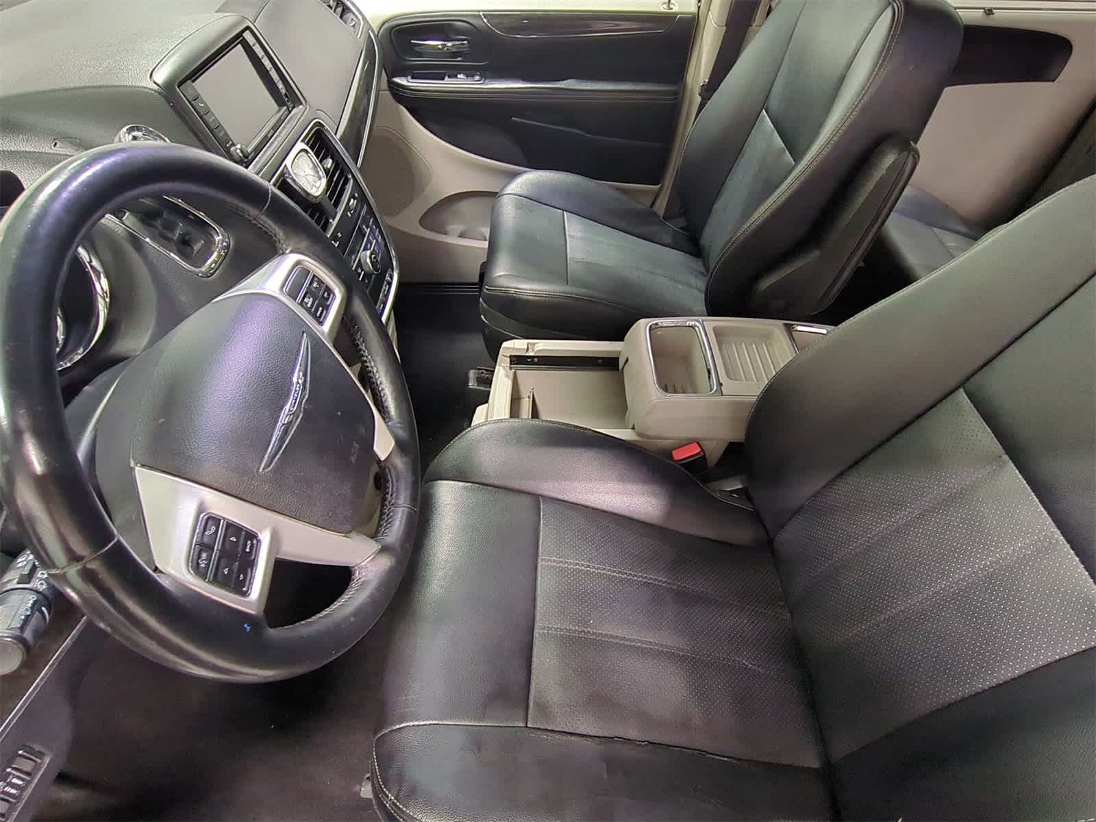 Thumbnail: 2016 Chrysler Town & Country - 17