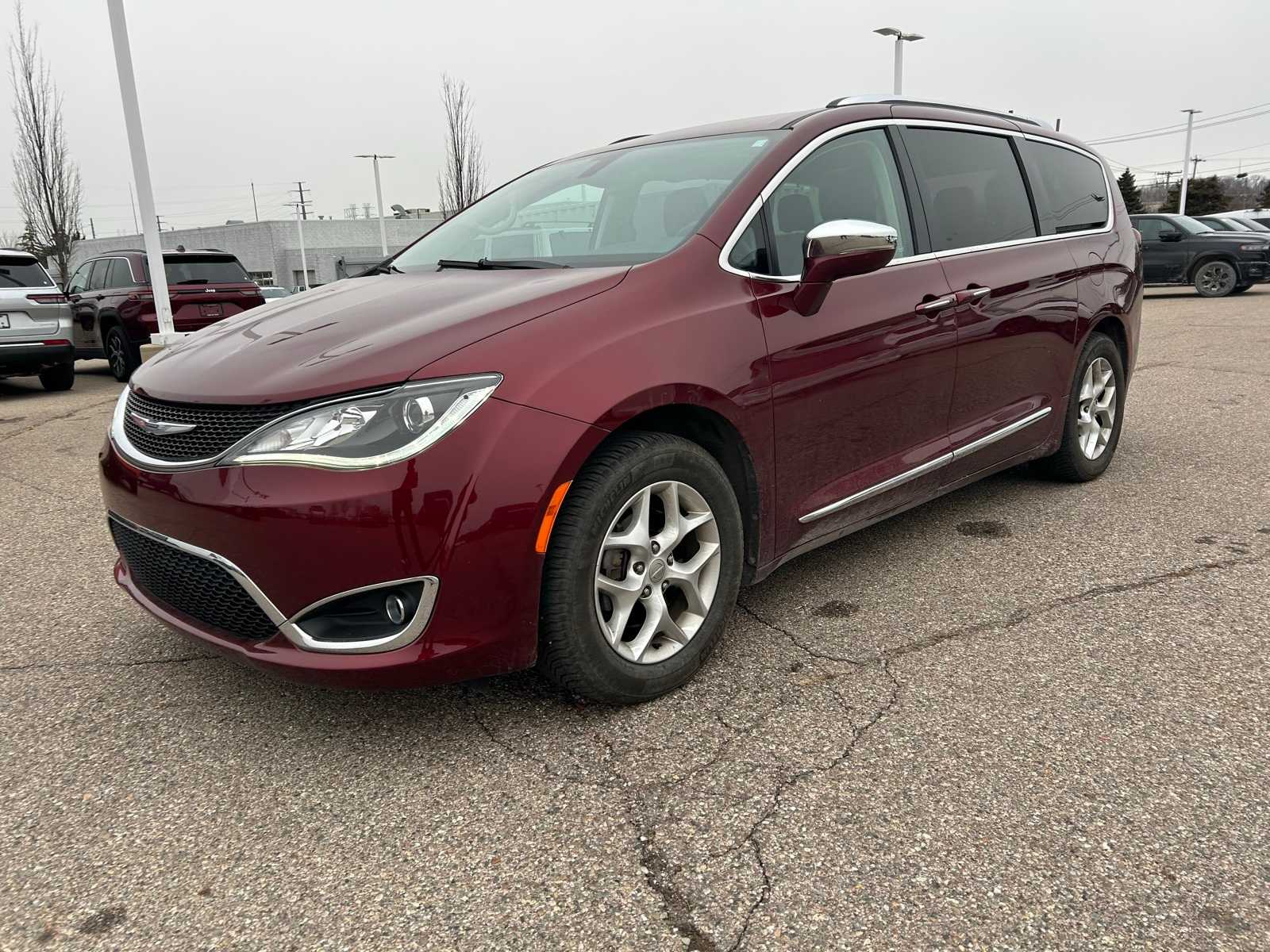 2020 Chrysler Pacifica Limited's photo