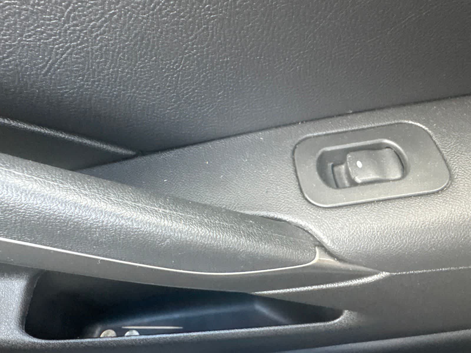 Thumbnail: 2009 Pontiac G6 - 21