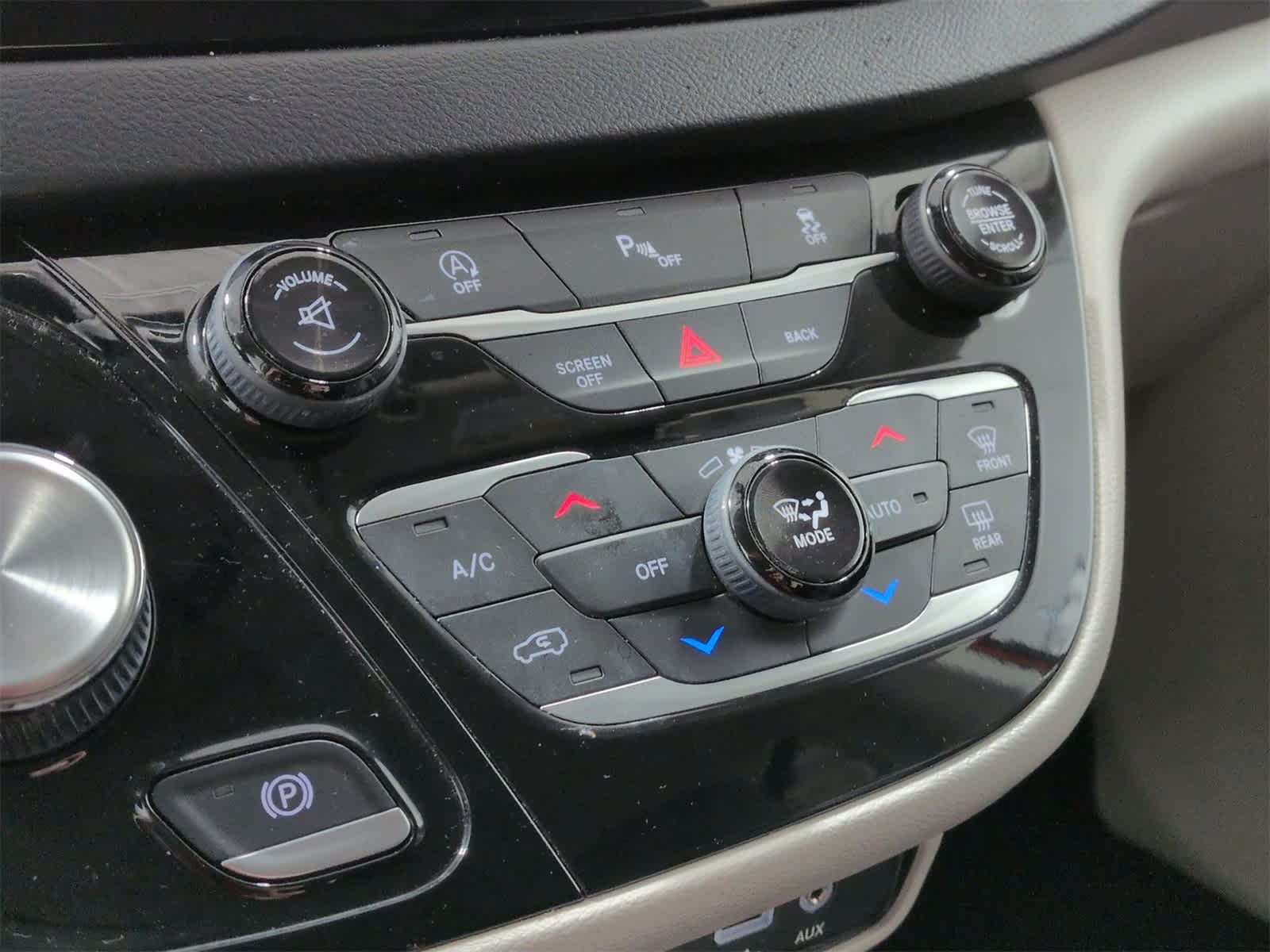 Thumbnail: 2017 Chrysler Pacifica - 32