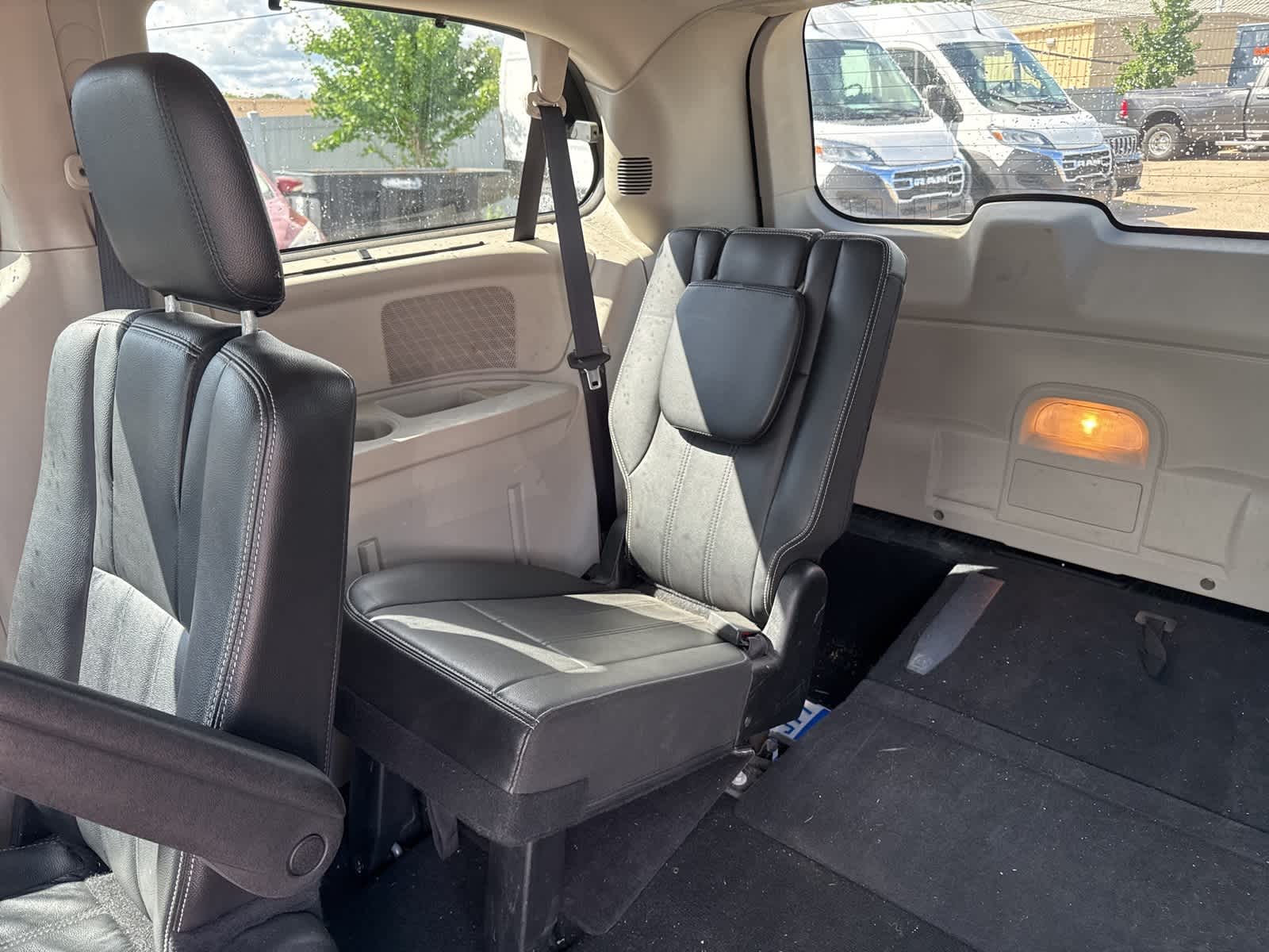 Thumbnail: 2015 Chrysler Town & Country - 27