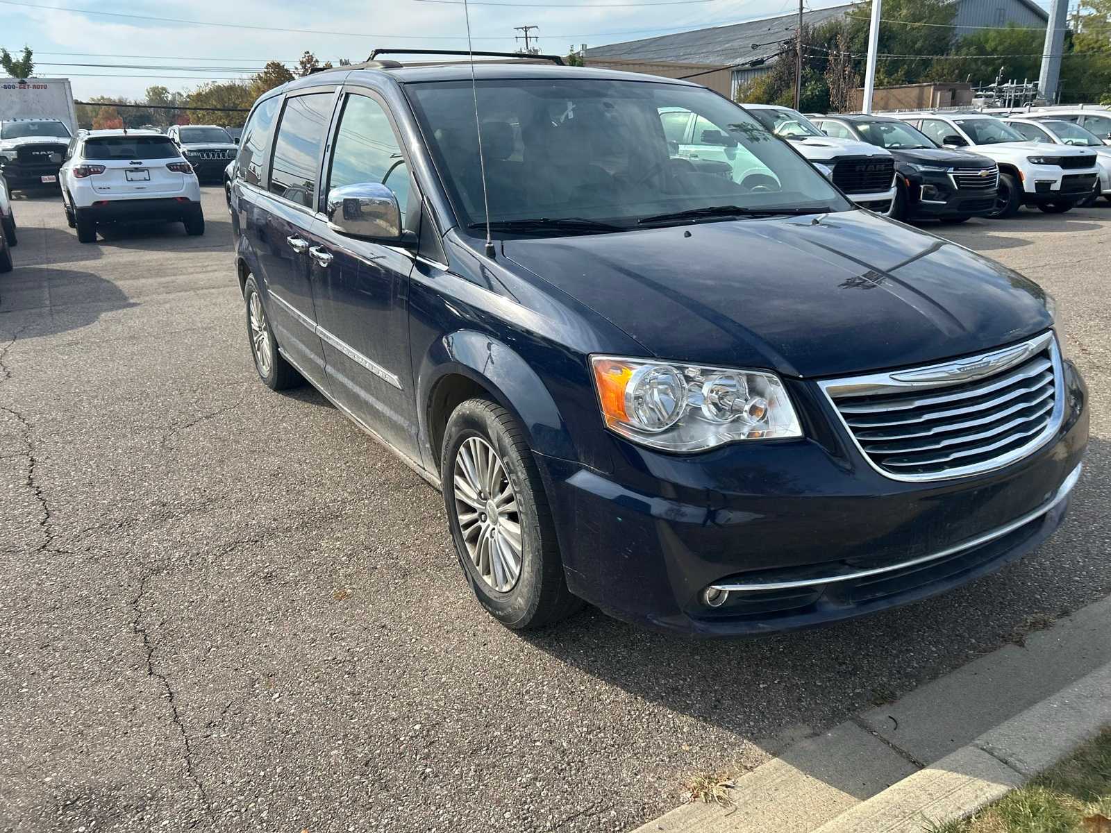 Thumbnail: 2016 Chrysler Town & Country - 5