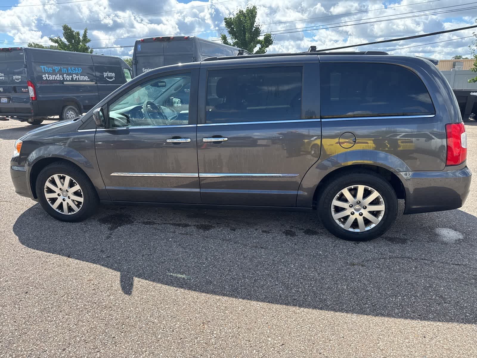 Thumbnail: 2015 Chrysler Town & Country - 22